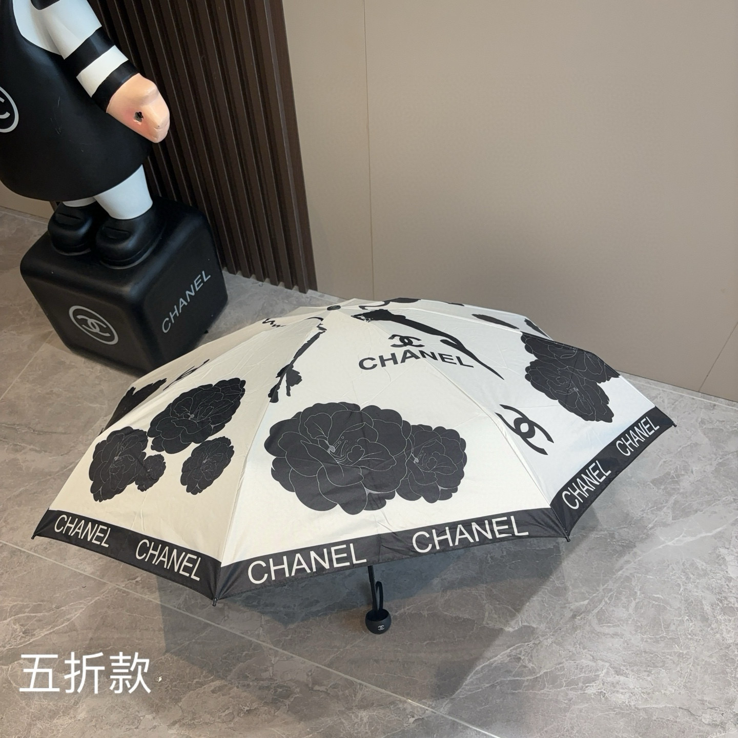  CHANEL（香奈儿）五折手开折叠晴雨伞 集合香奈儿灵魂LOGO为一体的设计风格高雅奢华 带在身上带来