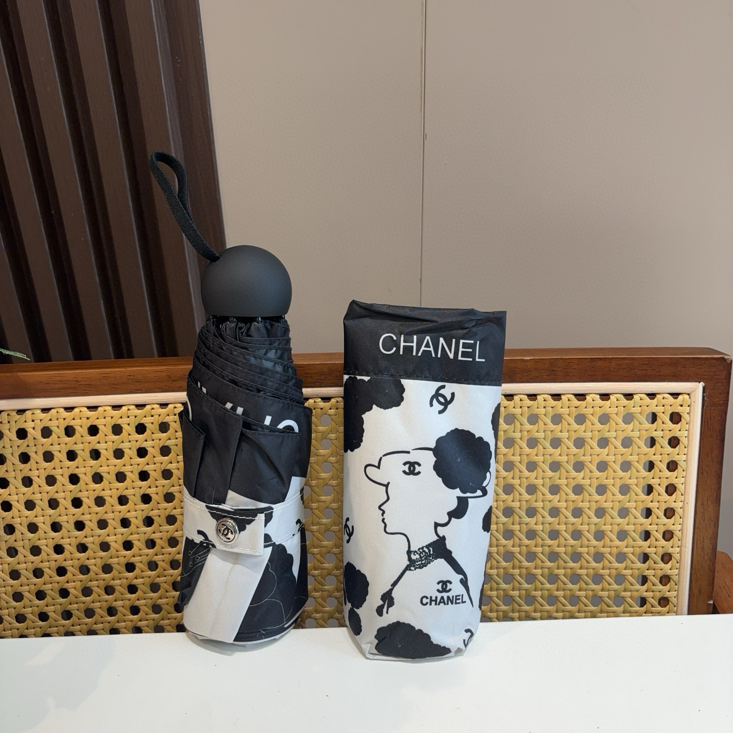  CHANEL（香奈儿）五折手开折叠晴雨伞 集合香奈儿灵魂LOGO为一体的设计风格高雅奢华 带在身上带来