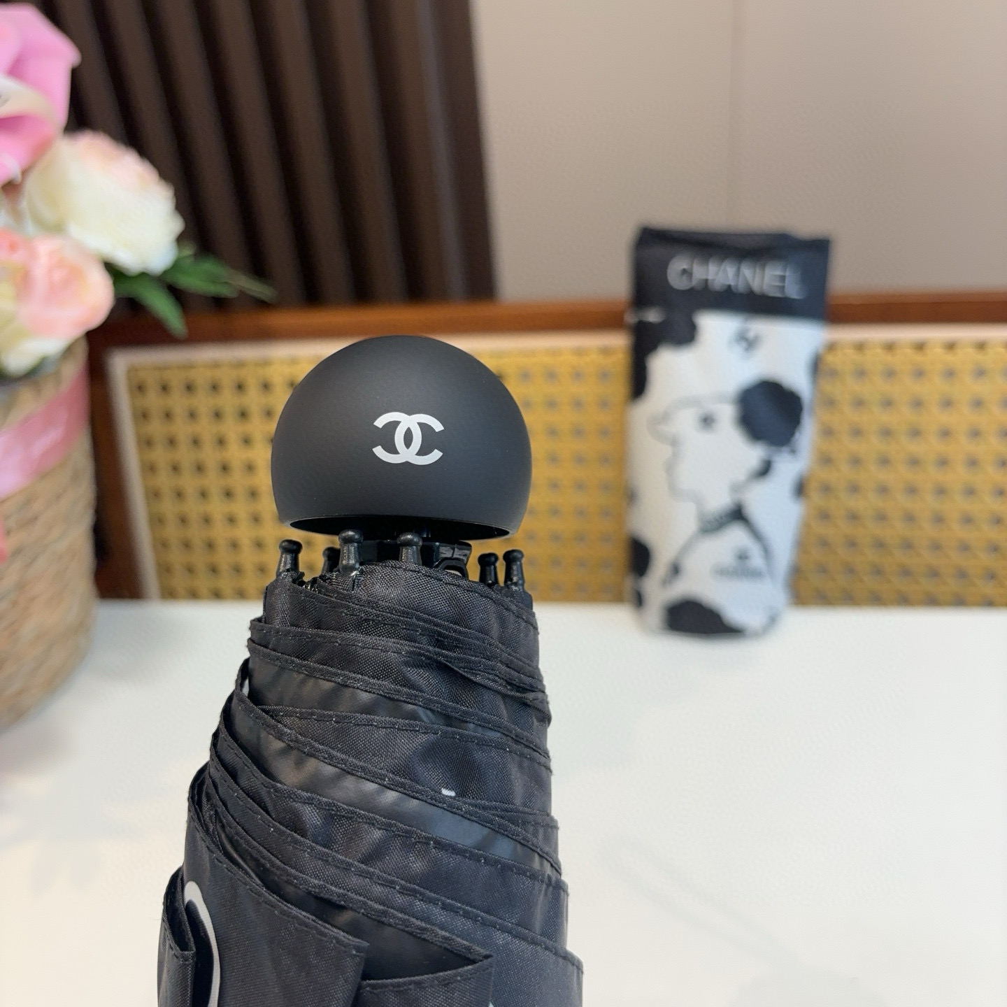  CHANEL（香奈儿）五折手开折叠晴雨伞 集合香奈儿灵魂LOGO为一体的设计风格高雅奢华 带在身上带来