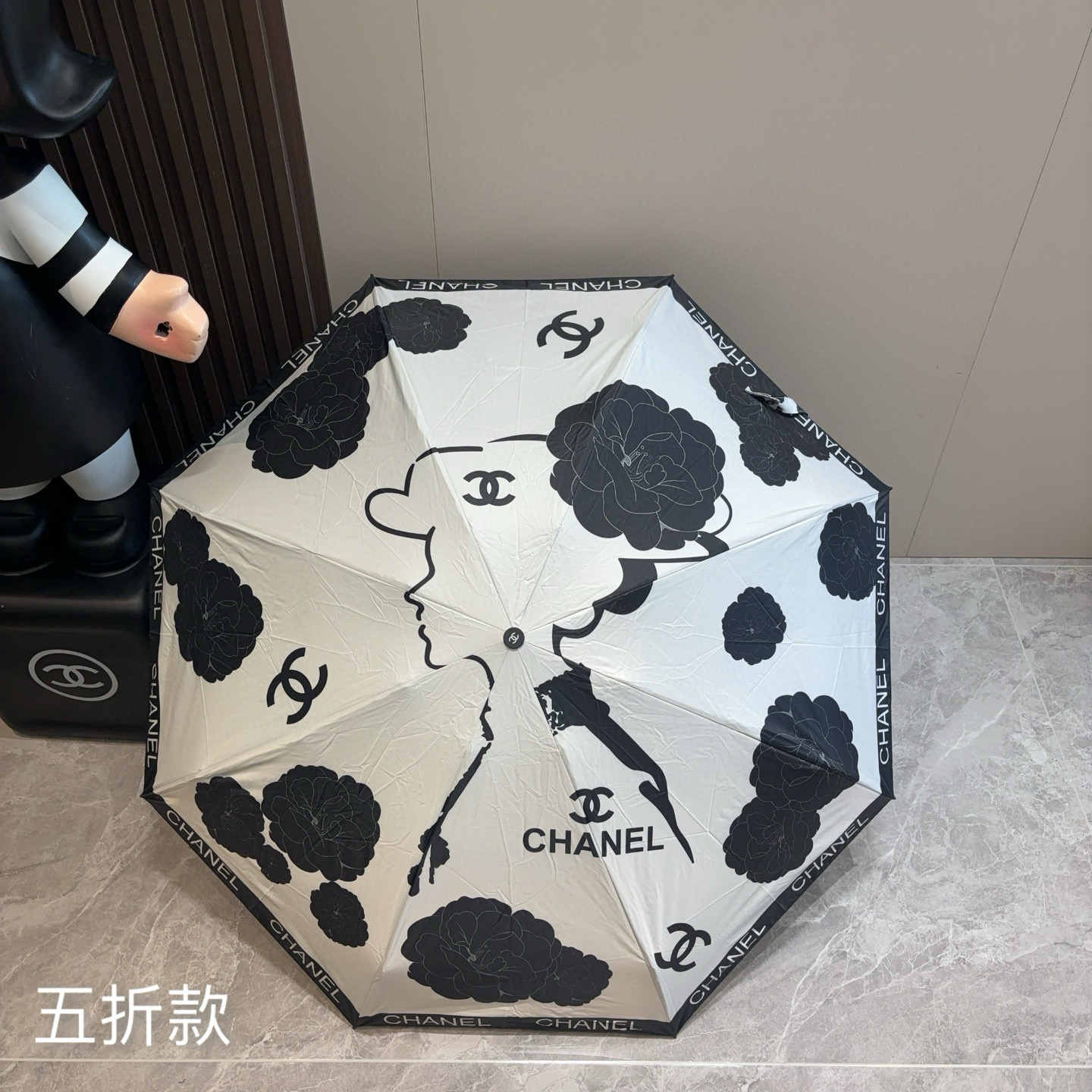  CHANEL（香奈儿）五折手开折叠晴雨伞 集合香奈儿灵魂LOGO为一体的设计风格高雅奢华 带在身上带来