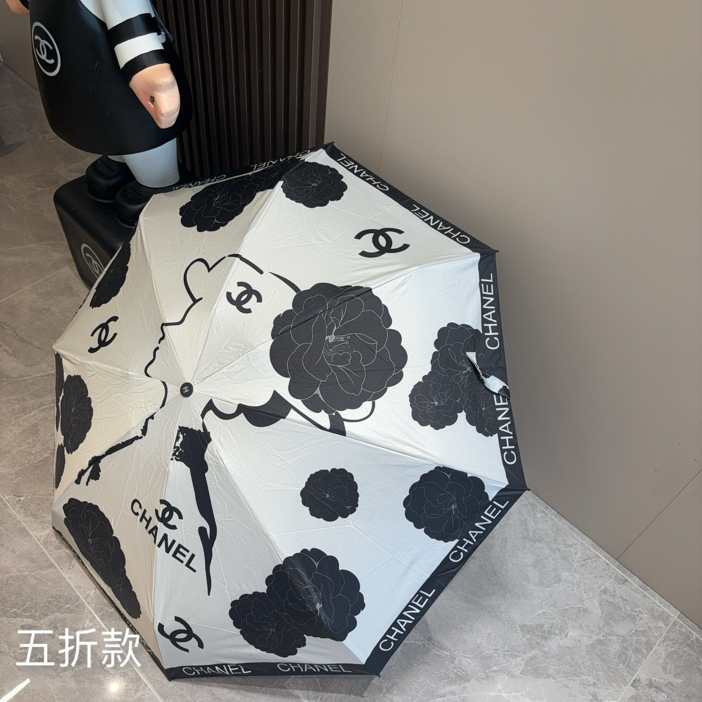  CHANEL（香奈儿）五折手开折叠晴雨伞 集合香奈儿灵魂LOGO为一体的设计风格高雅奢华 带在身上带来