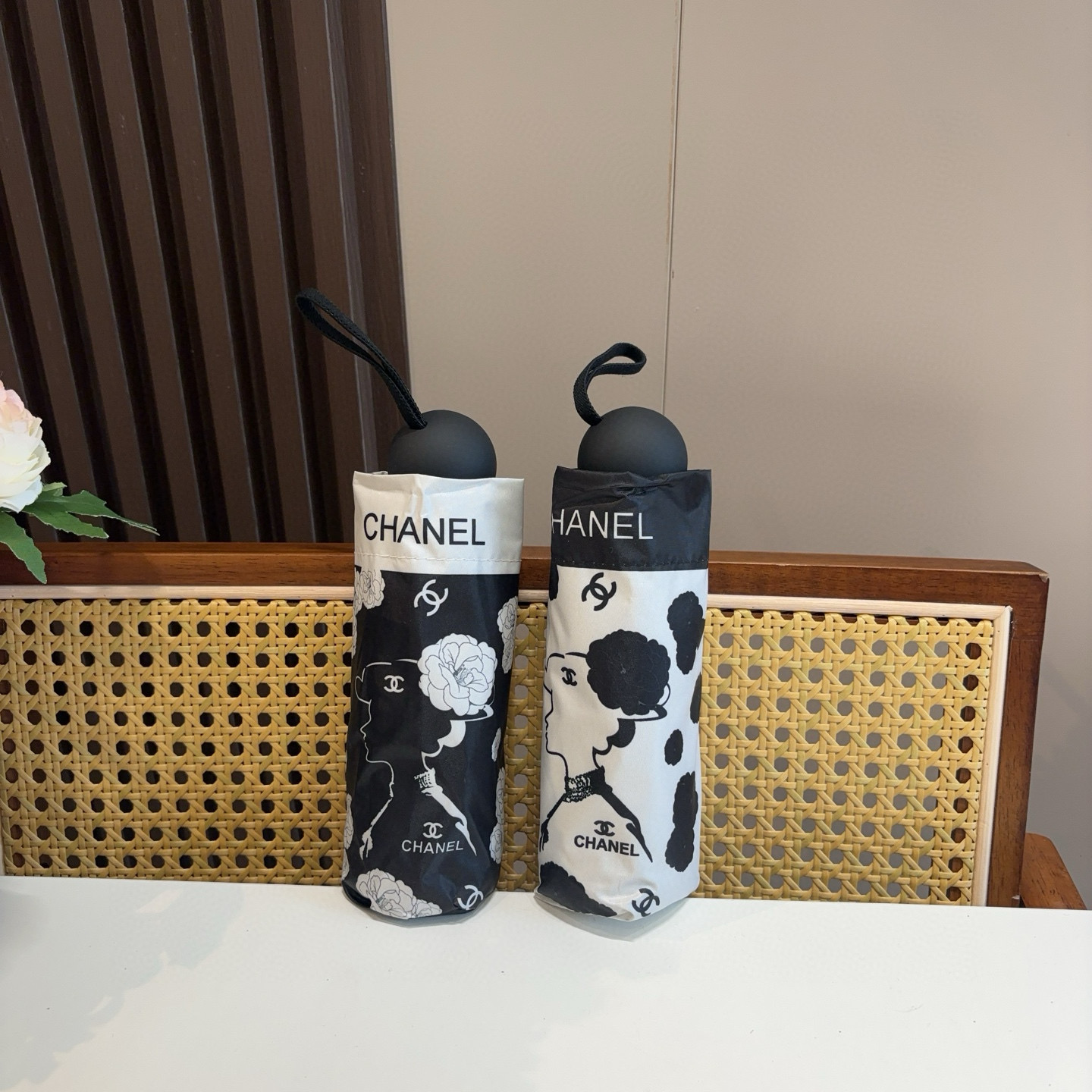  CHANEL（香奈儿）五折手开折叠晴雨伞 集合香奈儿灵魂LOGO为一体的设计风格高雅奢华 带在身上带来