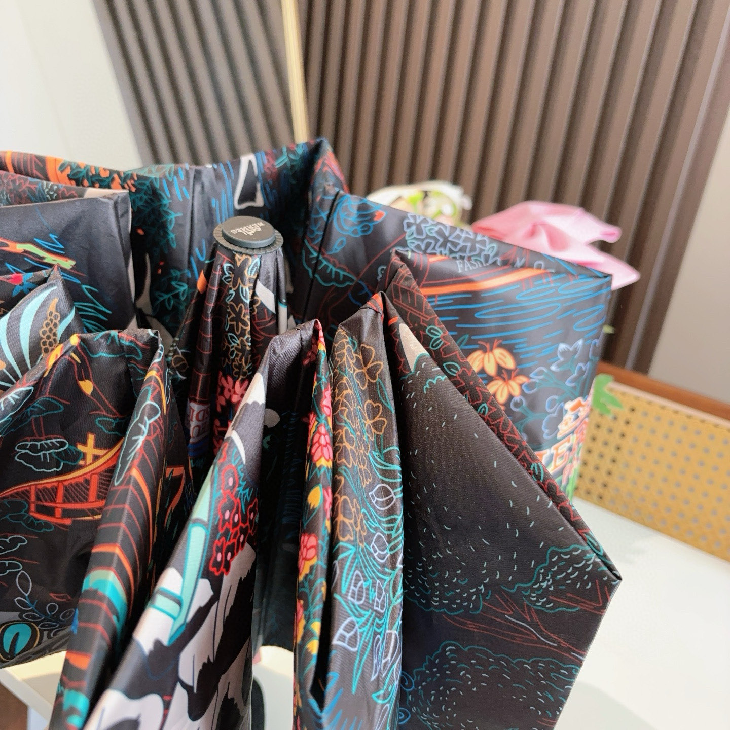 爱马仕（Hermès）   新款 极品H家三折自动伞重磅呈现 以其精湛的工艺技术和源源不断的想像力 新涂