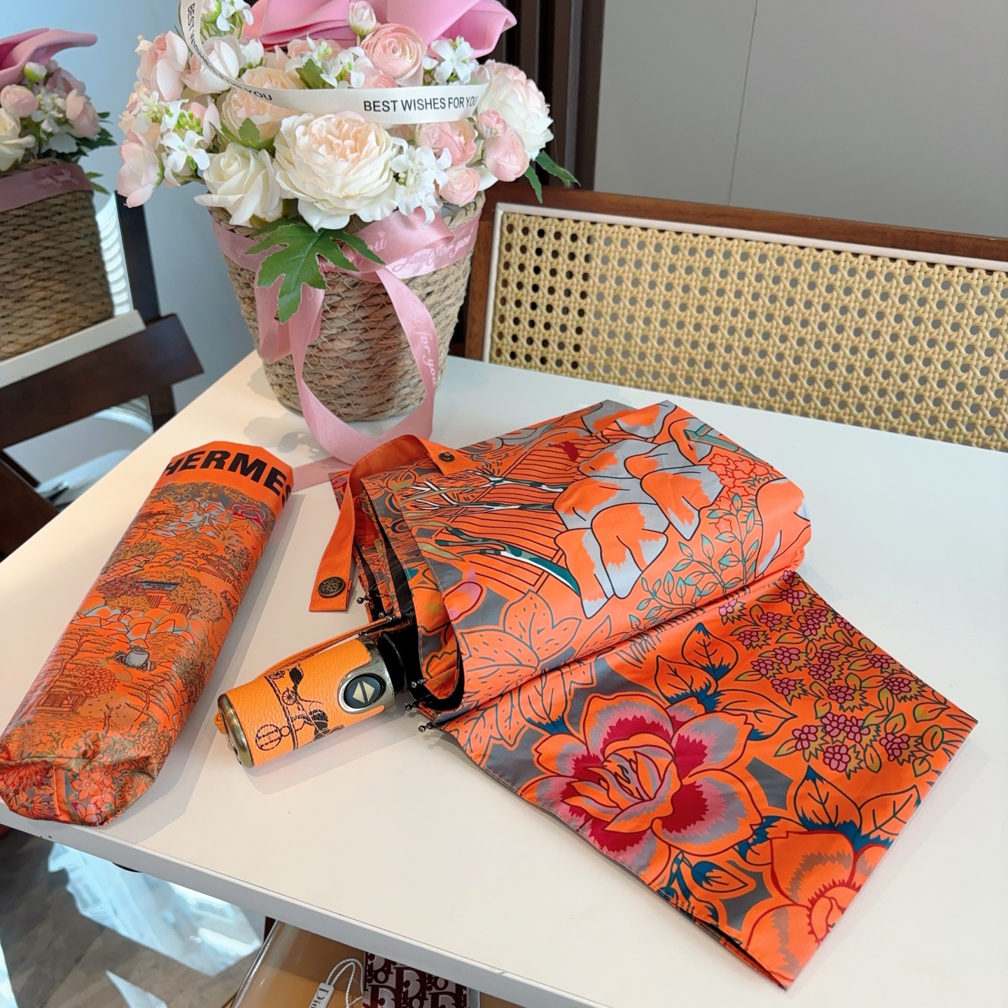 爱马仕（Hermès）   新款 极品H家三折自动伞重磅呈现 以其精湛的工艺技术和源源不断的想像力 新涂