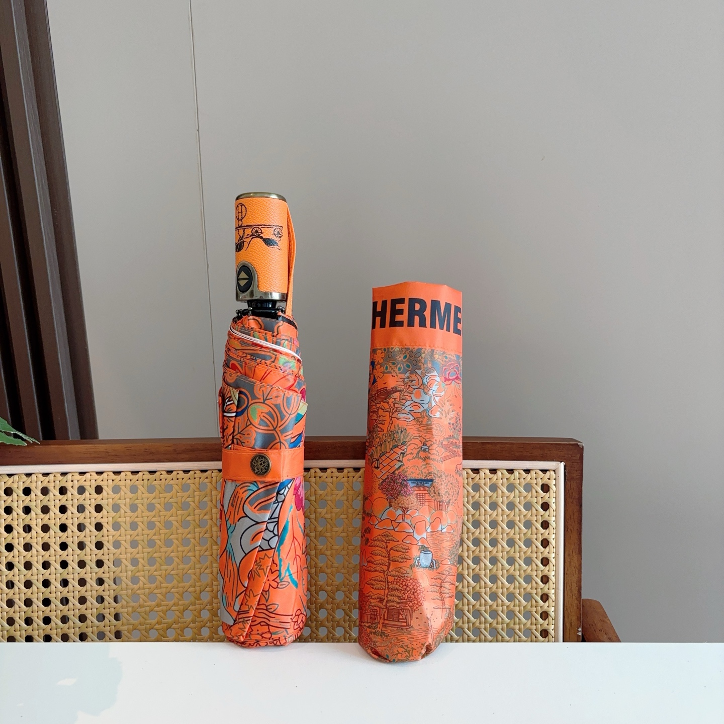 爱马仕（Hermès）   新款 极品H家三折自动伞重磅呈现 以其精湛的工艺技术和源源不断的想像力 新涂