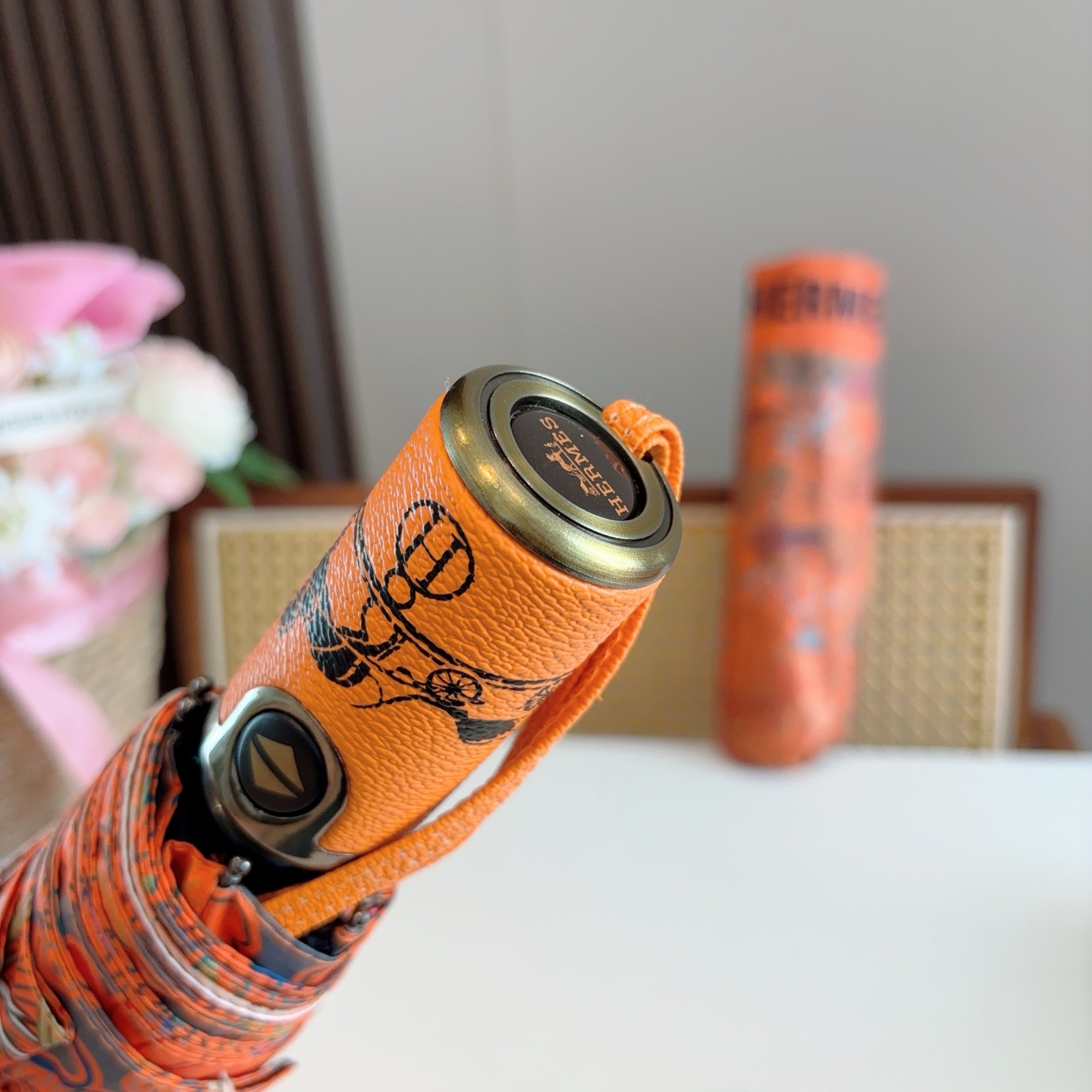 爱马仕（Hermès）   新款 极品H家三折自动伞重磅呈现 以其精湛的工艺技术和源源不断的想像力 新涂