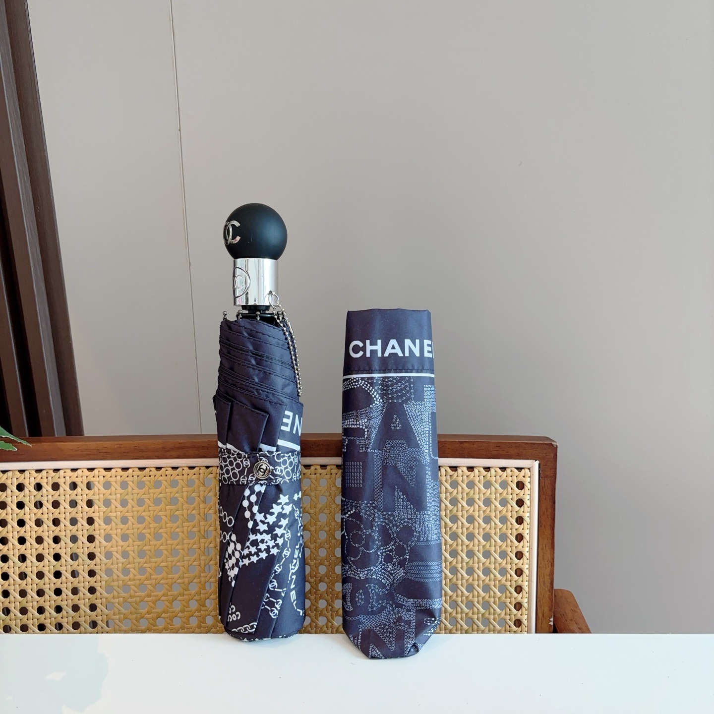 CHANEL（香奈儿）经典款 三折手开折叠晴雨伞 做工精细 气质 时尚 炒鸡好看！防紫外线 人手必备 ！