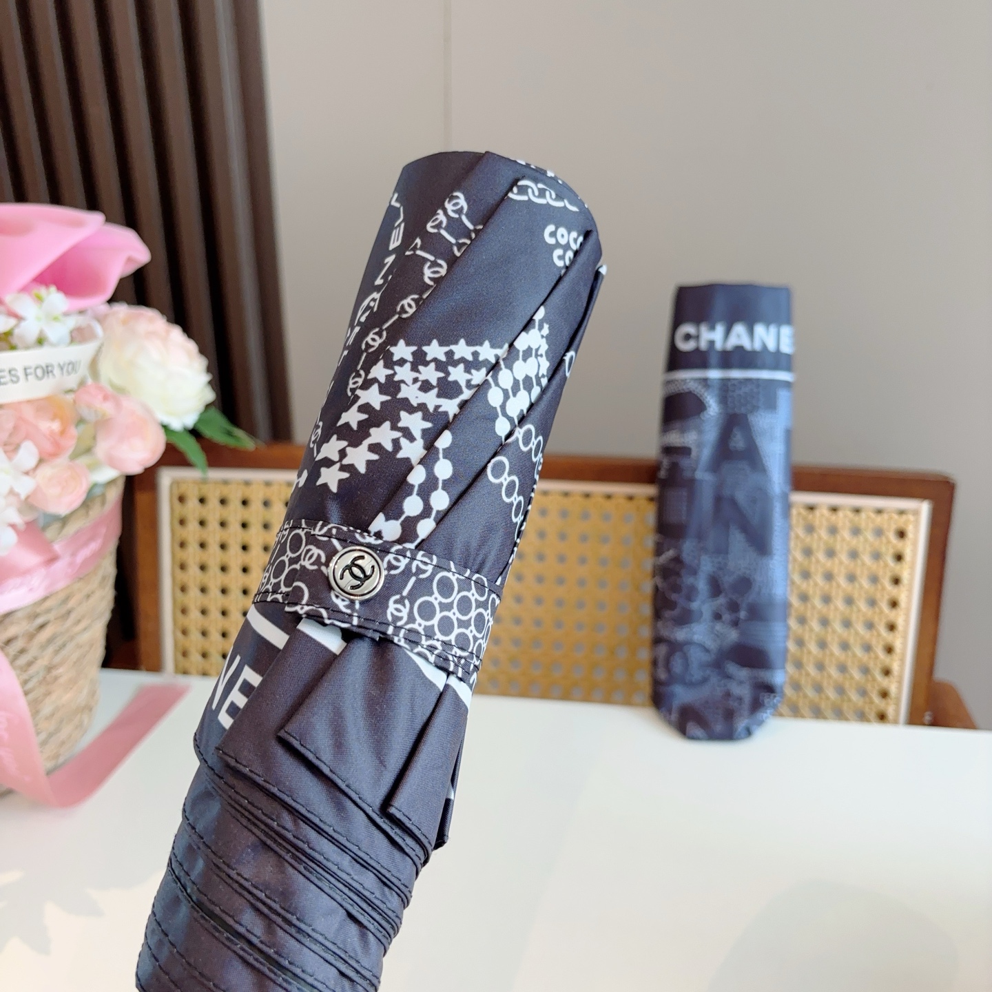 CHANEL（香奈儿）经典款 三折手开折叠晴雨伞 做工精细 气质 时尚 炒鸡好看！防紫外线 人手必备 ！