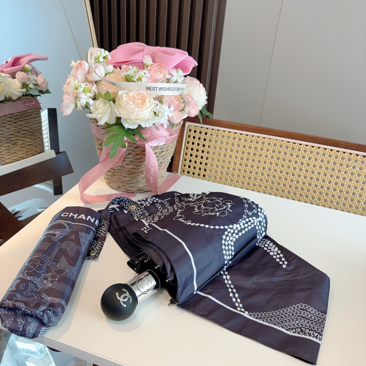 CHANEL（香奈儿）经典款 三折手开折叠晴雨伞 做工精细 气质 时尚 炒鸡好看！防紫外线 人手必备 ！
