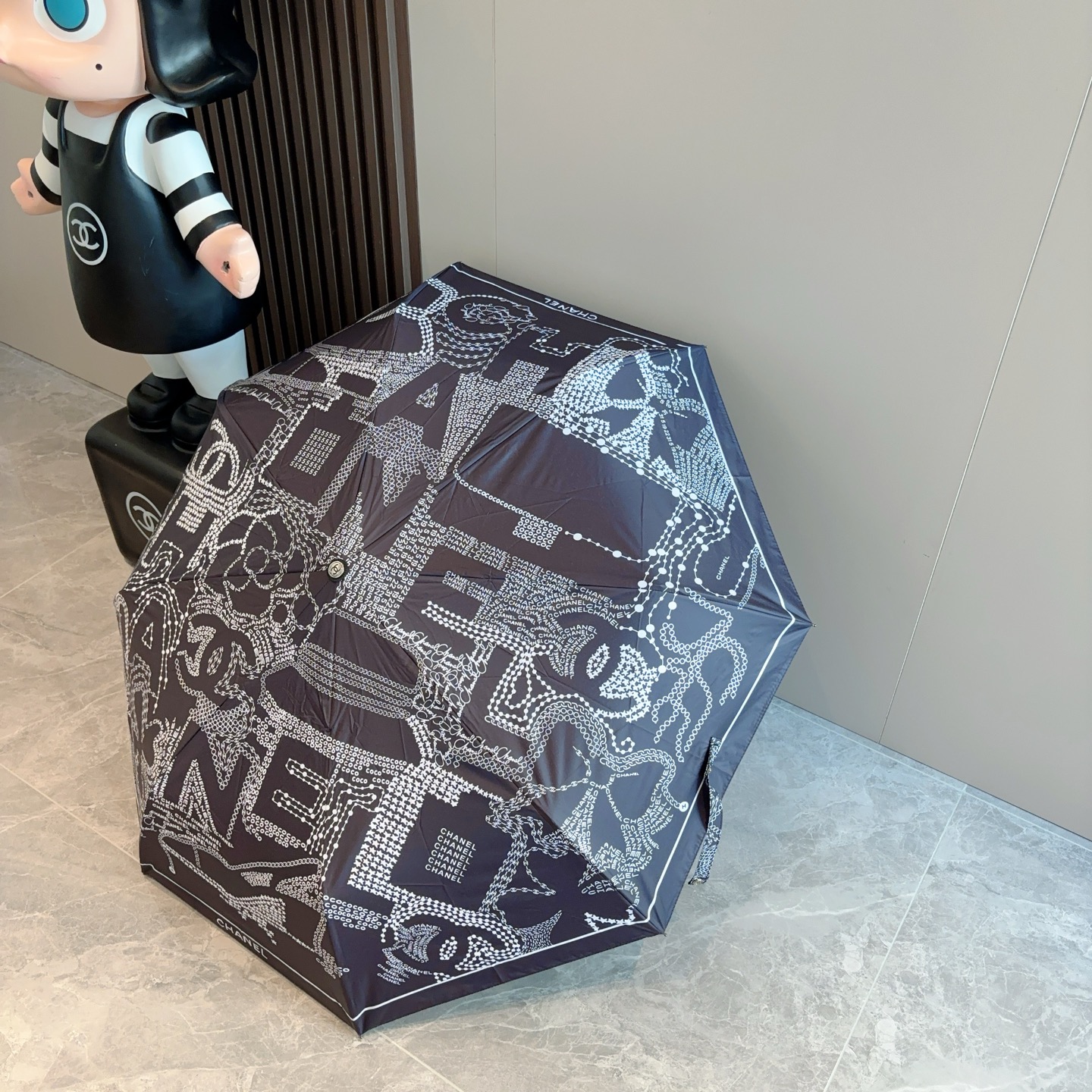CHANEL（香奈儿）经典款 三折手开折叠晴雨伞 做工精细 气质 时尚 炒鸡好看！防紫外线 人手必备 ！