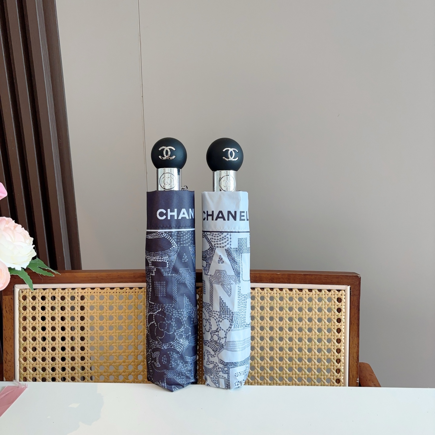 CHANEL（香奈儿）经典款 三折手开折叠晴雨伞 做工精细 气质 时尚 炒鸡好看！防紫外线 人手必备 ！