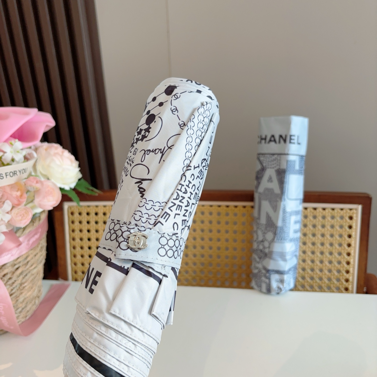 CHANEL（香奈儿）经典款 三折手开折叠晴雨伞 做工精细 气质 时尚 炒鸡好看！防紫外线 人手必备 ！