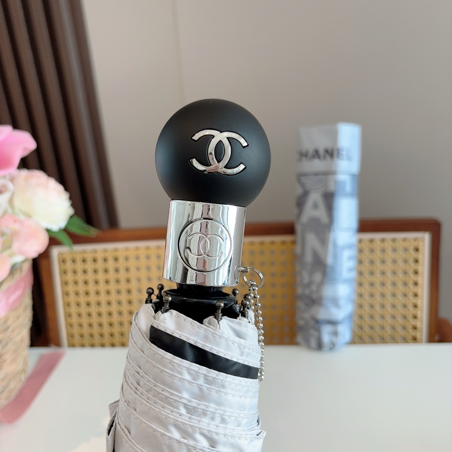 CHANEL（香奈儿）经典款 三折手开折叠晴雨伞 做工精细 气质 时尚 炒鸡好看！防紫外线 人手必备 ！