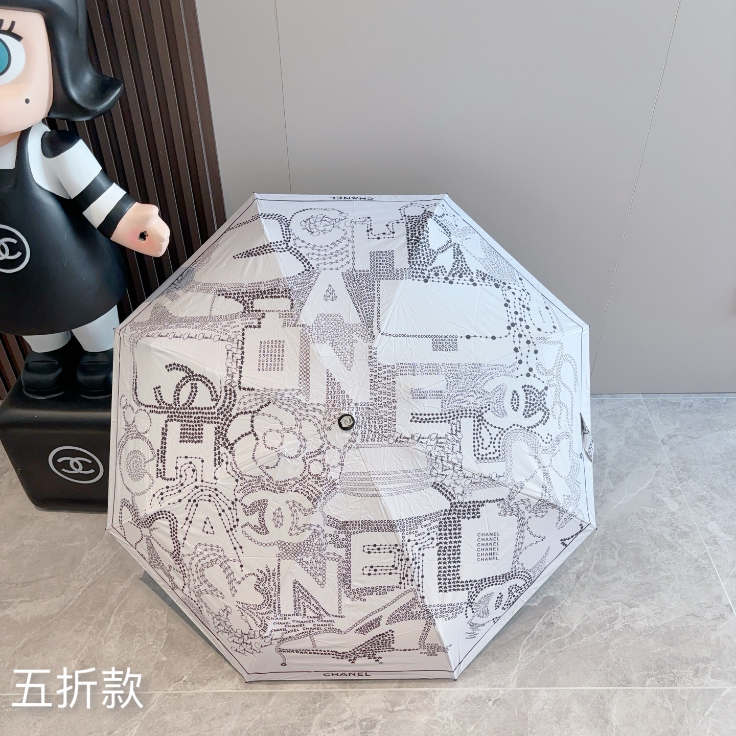 CHANEL（香奈儿）五折手开折叠晴雨伞 集合香奈儿灵魂LOGO为一体的设计风格高雅奢华 带在身上带来