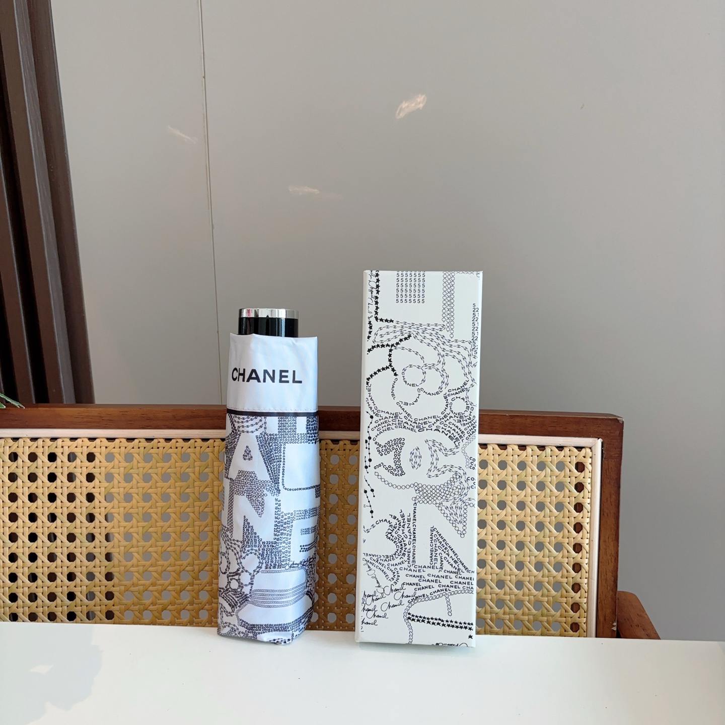  CHANEL（香奈儿）五折手开折叠晴雨伞 集合香奈儿灵魂LOGO为一体的设计风格高雅奢华 带在身上带来