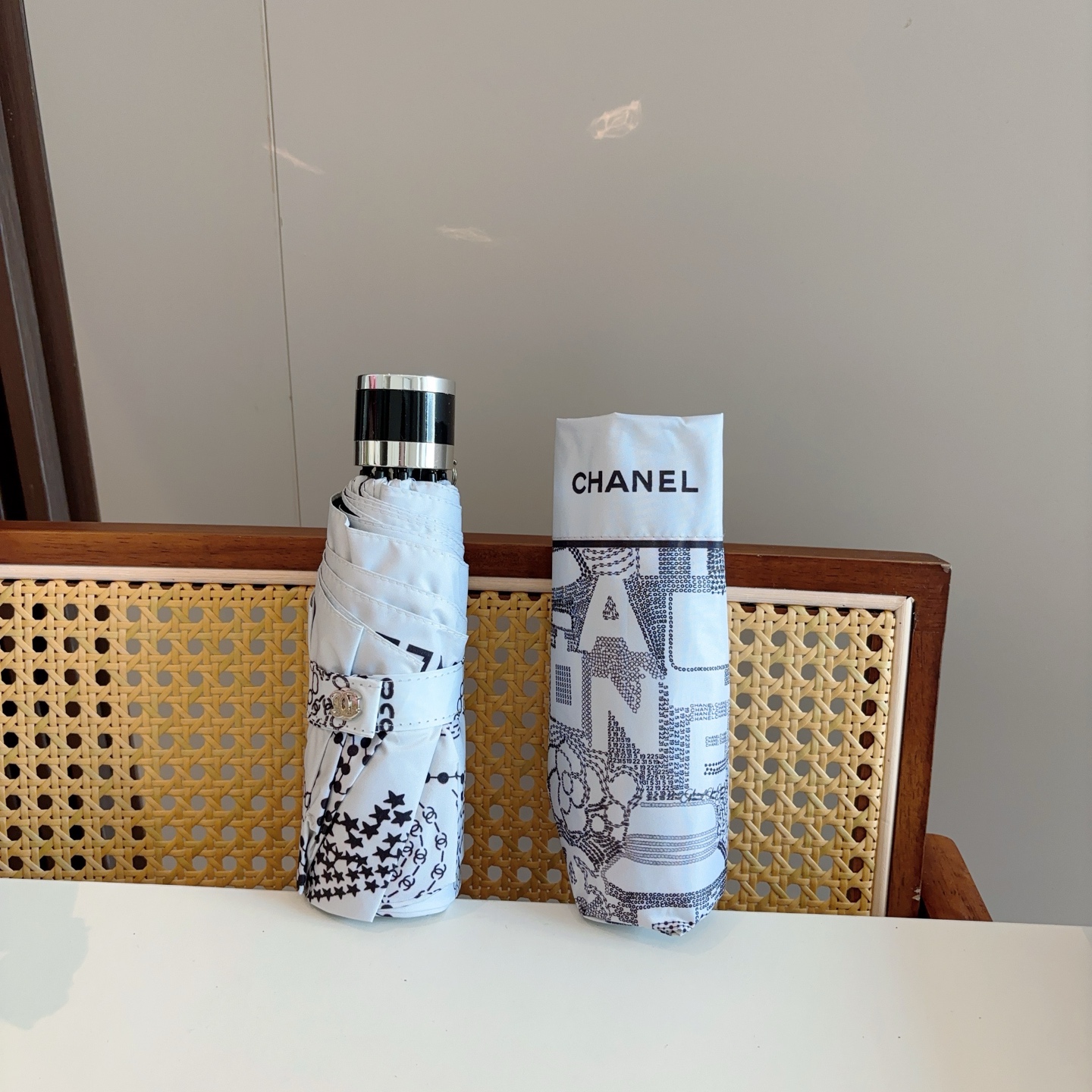  CHANEL（香奈儿）五折手开折叠晴雨伞 集合香奈儿灵魂LOGO为一体的设计风格高雅奢华 带在身上带来