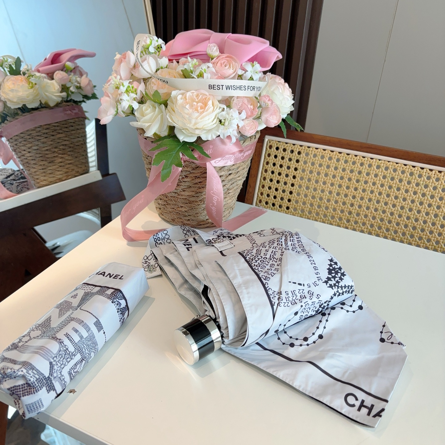  CHANEL（香奈儿）五折手开折叠晴雨伞 集合香奈儿灵魂LOGO为一体的设计风格高雅奢华 带在身上带来