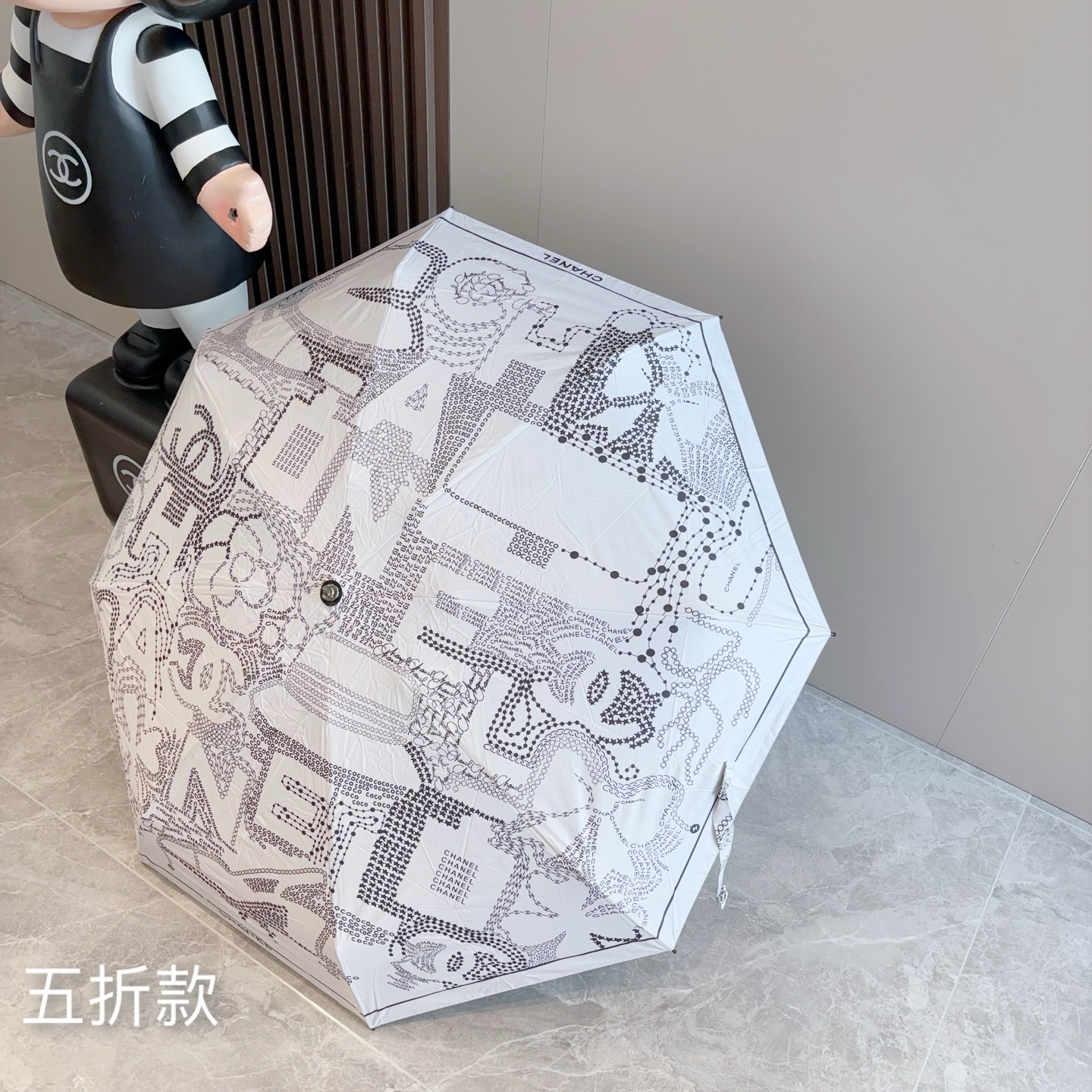  CHANEL（香奈儿）五折手开折叠晴雨伞 集合香奈儿灵魂LOGO为一体的设计风格高雅奢华 带在身上带来