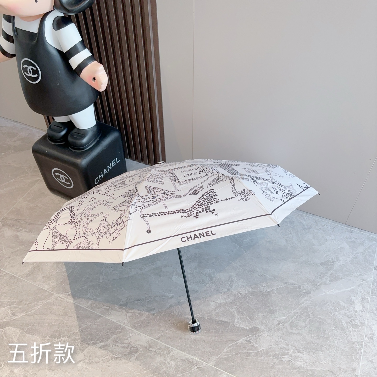 CHANEL（香奈儿）五折手开折叠晴雨伞 集合香奈儿灵魂LOGO为一体的设计风格高雅奢华 带在身上带来