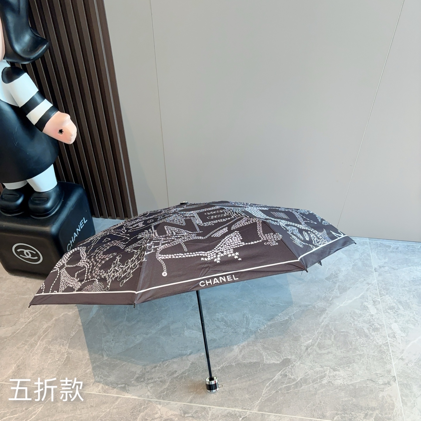  CHANEL（香奈儿）五折手开折叠晴雨伞 集合香奈儿灵魂LOGO为一体的设计风格高雅奢华 带在身上带来