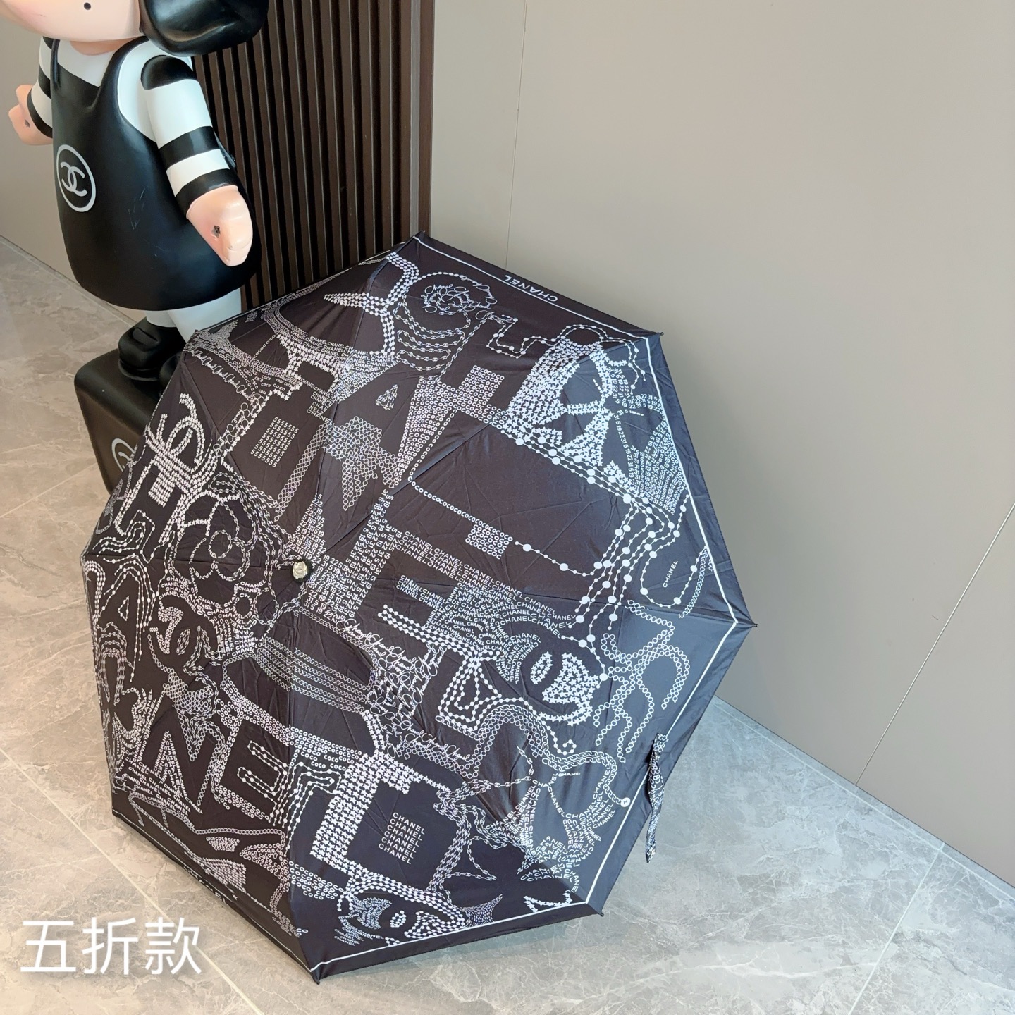  CHANEL（香奈儿）五折手开折叠晴雨伞 集合香奈儿灵魂LOGO为一体的设计风格高雅奢华 带在身上带来
