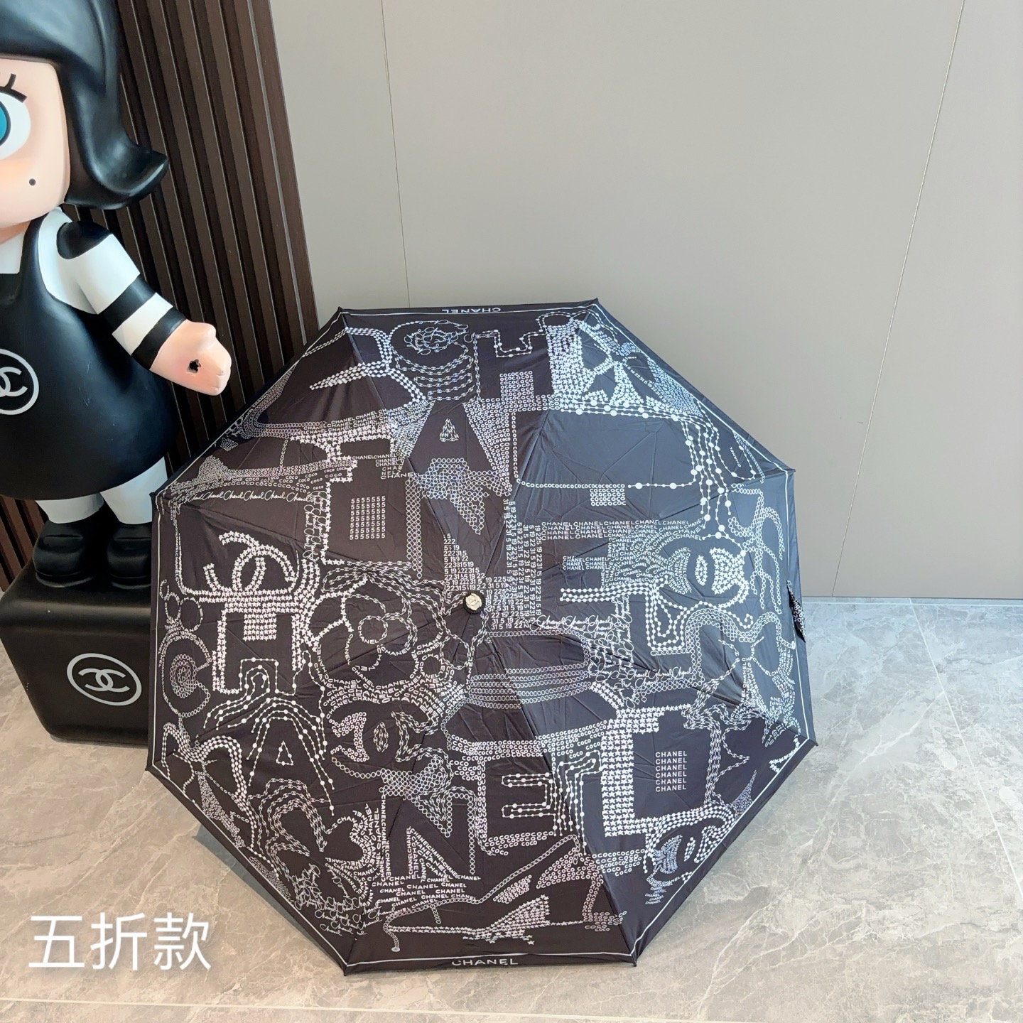  CHANEL（香奈儿）五折手开折叠晴雨伞 集合香奈儿灵魂LOGO为一体的设计风格高雅奢华 带在身上带来