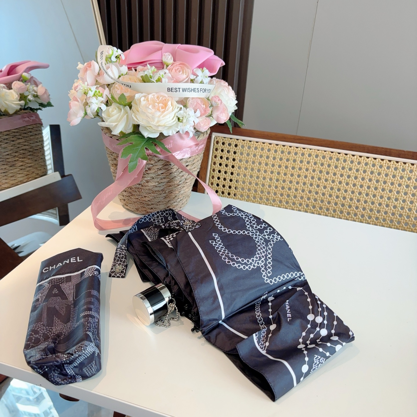  CHANEL（香奈儿）五折手开折叠晴雨伞 集合香奈儿灵魂LOGO为一体的设计风格高雅奢华 带在身上带来