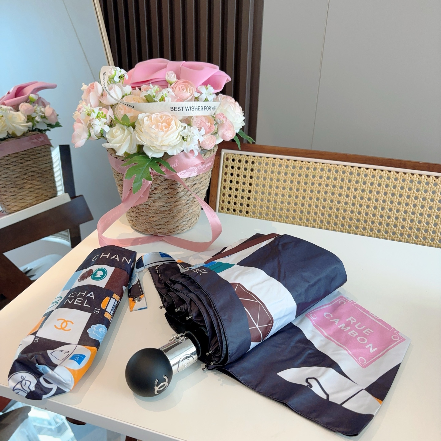 CHANEL（香奈儿）经典款 三折手开折叠晴雨伞 做工精细 气质 时尚 炒鸡好看！防紫外线 人手必备 ！