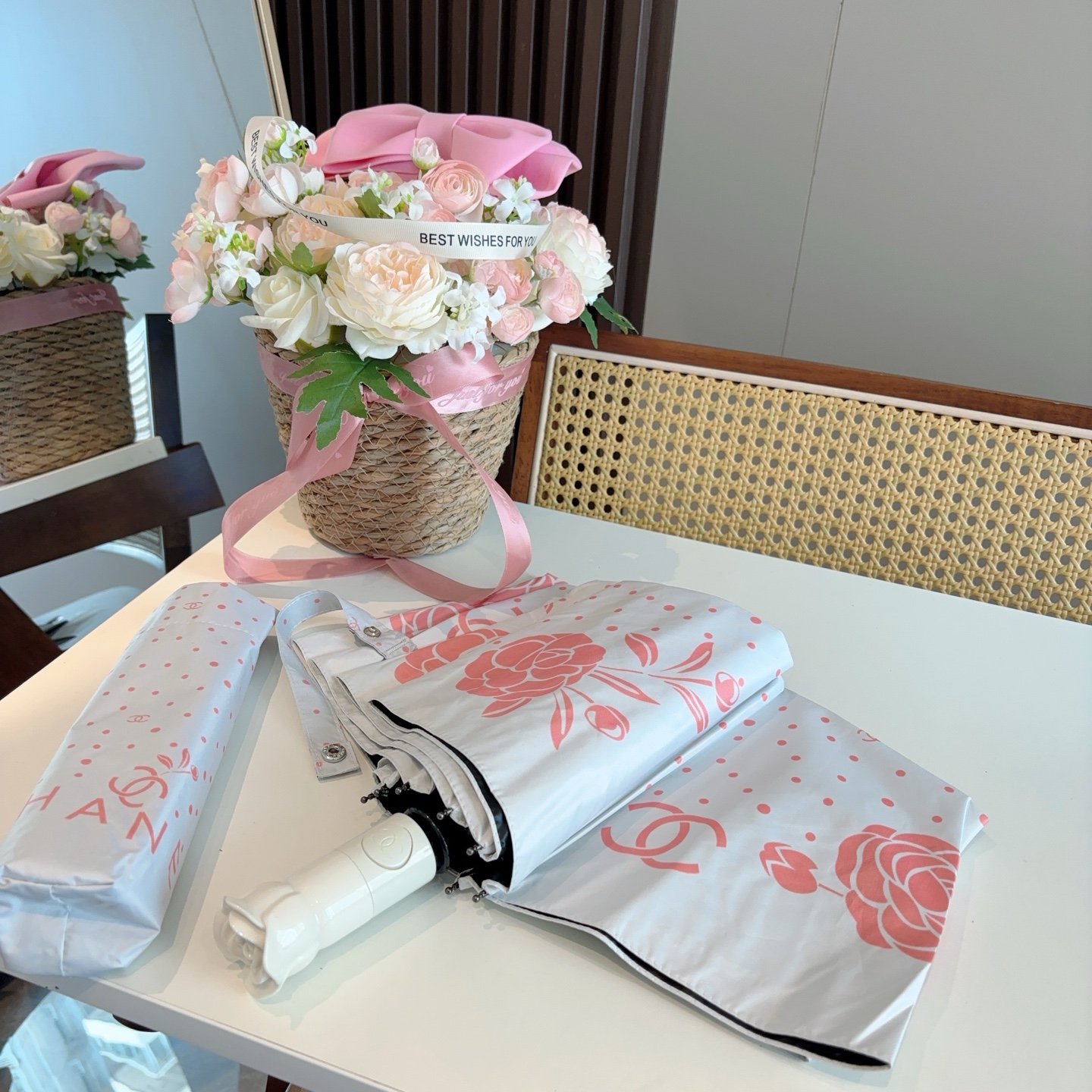 CHANEL（香奈儿）玫瑰柄 三折手开折叠晴雨伞 做工精细 气质 时尚 炒鸡好看！防紫外线 人手必备 ！