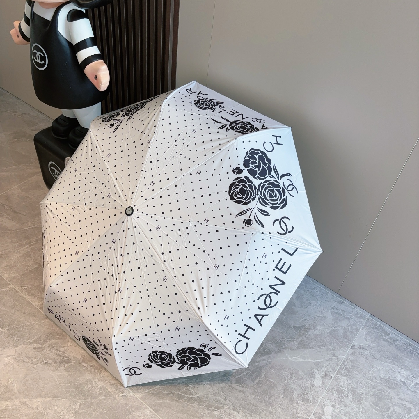 CHANEL（香奈儿）玫瑰柄 三折手开折叠晴雨伞 做工精细 气质 时尚 炒鸡好看！防紫外线 人手必备 ！