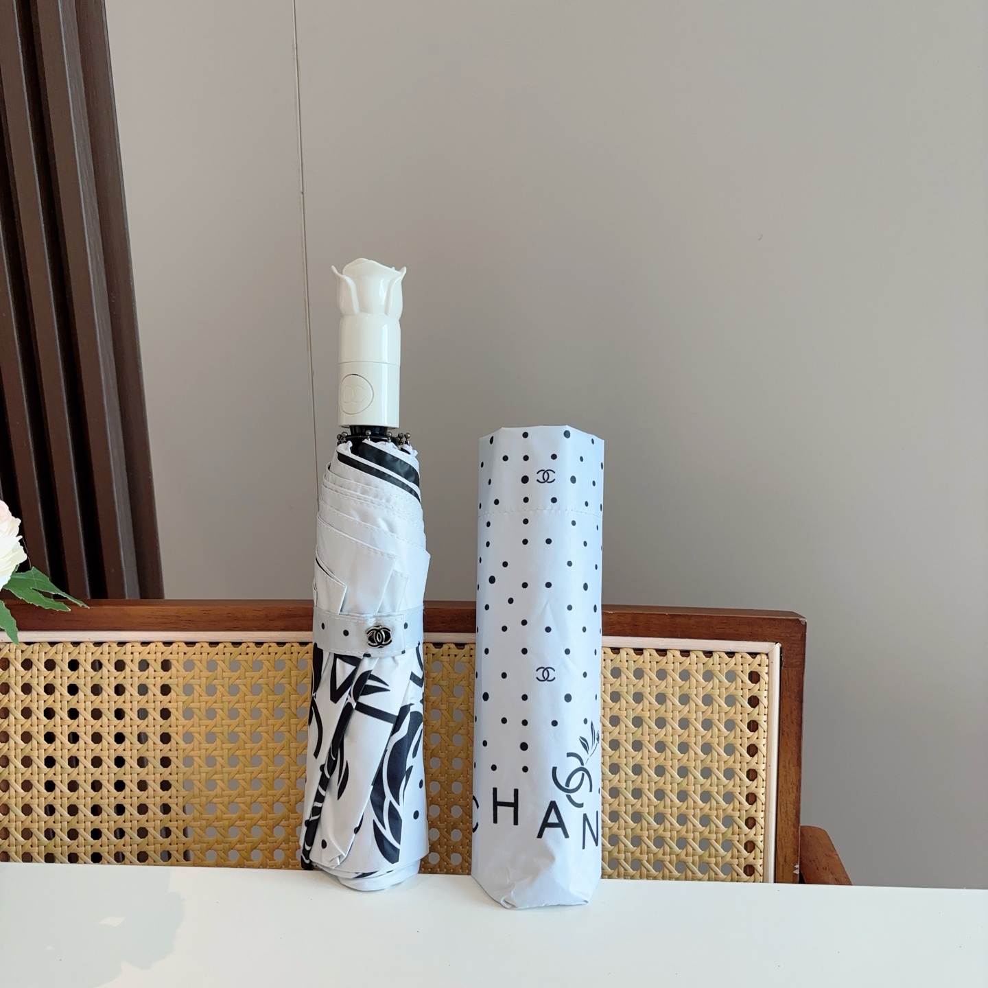 CHANEL（香奈儿）玫瑰柄 三折手开折叠晴雨伞 做工精细 气质 时尚 炒鸡好看！防紫外线 人手必备 ！