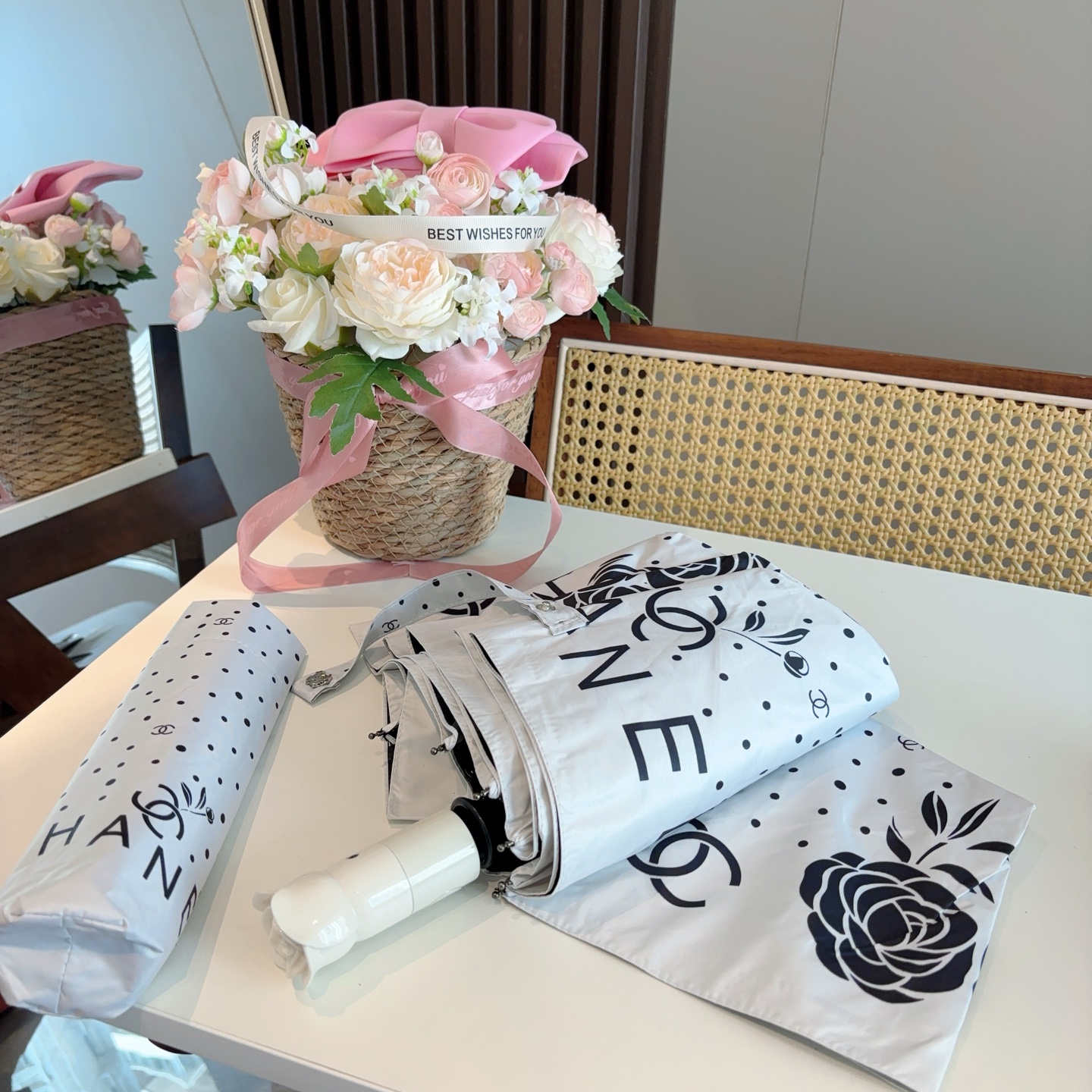 CHANEL（香奈儿）玫瑰柄 三折手开折叠晴雨伞 做工精细 气质 时尚 炒鸡好看！防紫外线 人手必备 ！