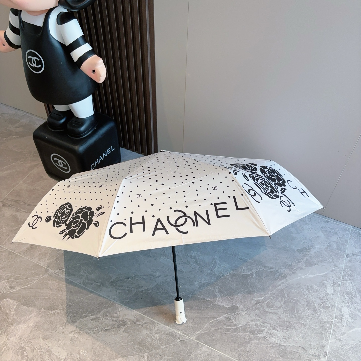 CHANEL（香奈儿）玫瑰柄 三折手开折叠晴雨伞 做工精细 气质 时尚 炒鸡好看！防紫外线 人手必备 ！