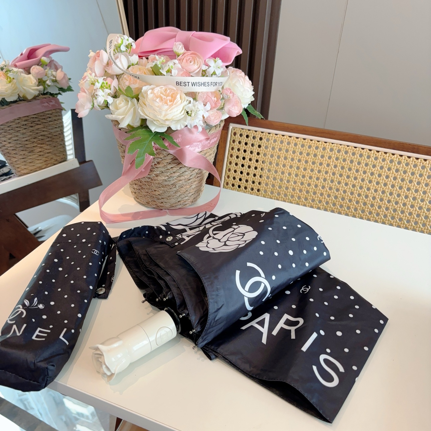 CHANEL（香奈儿）玫瑰柄 三折手开折叠晴雨伞 做工精细 气质 时尚 炒鸡好看！防紫外线 人手必备 ！