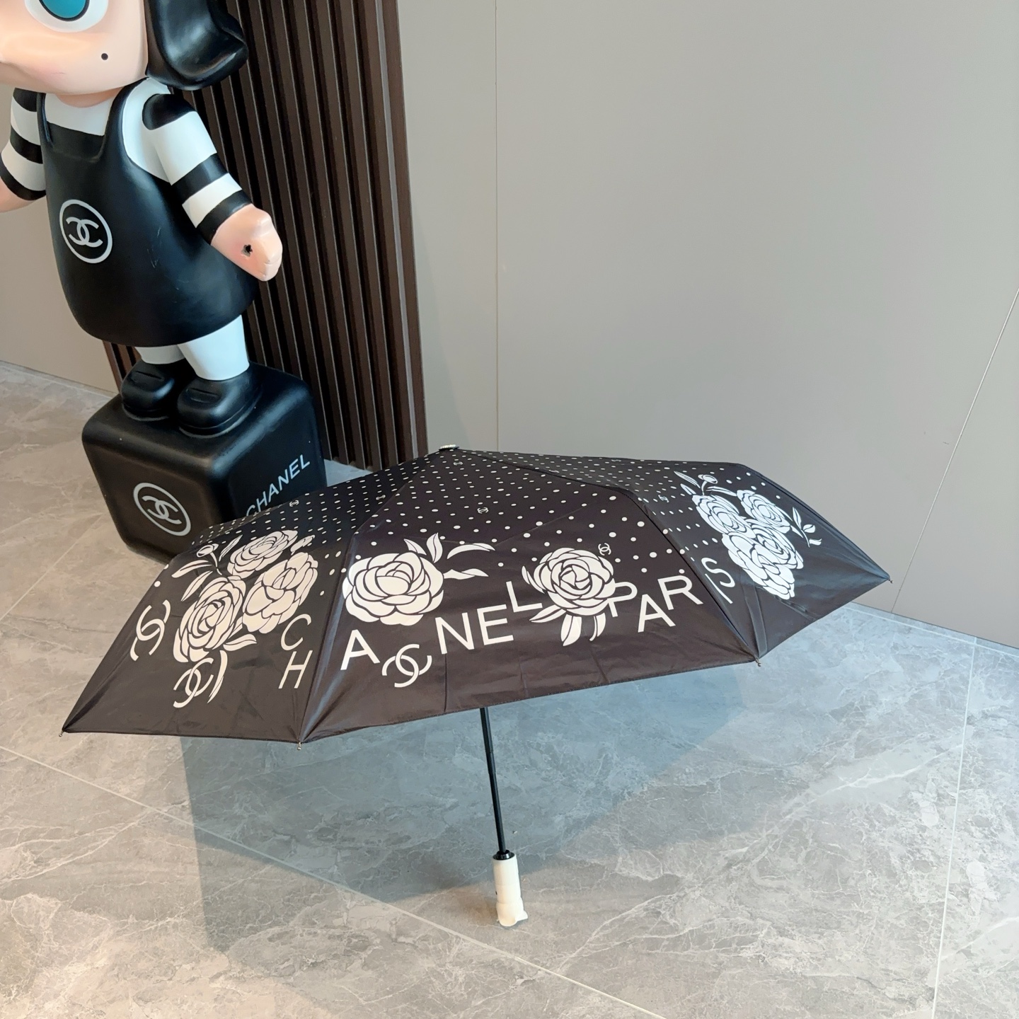 CHANEL（香奈儿）玫瑰柄 三折手开折叠晴雨伞 做工精细 气质 时尚 炒鸡好看！防紫外线 人手必备 ！