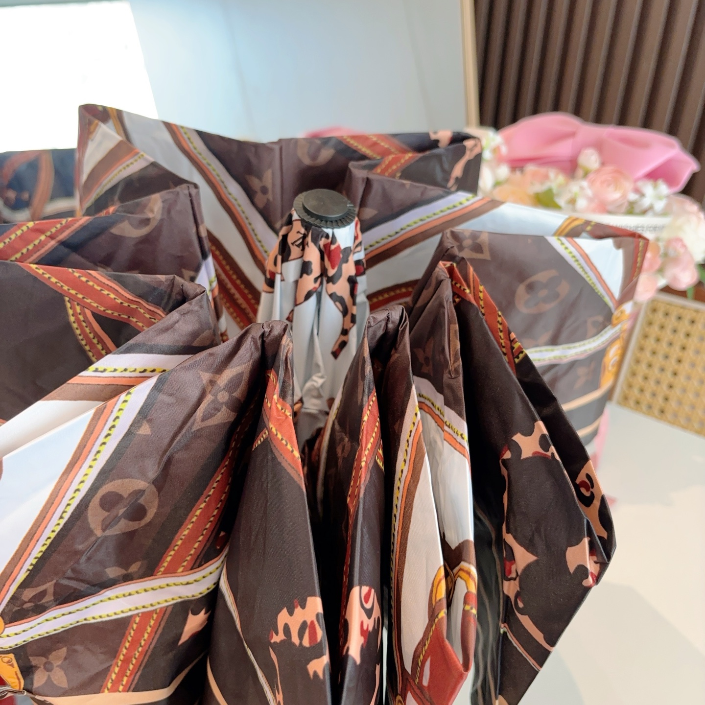  LOUIS VUITTON （路易威登）三折自动折叠晴雨伞 新涂层技术深色伞面 拥有令人惊喜的遮光效果