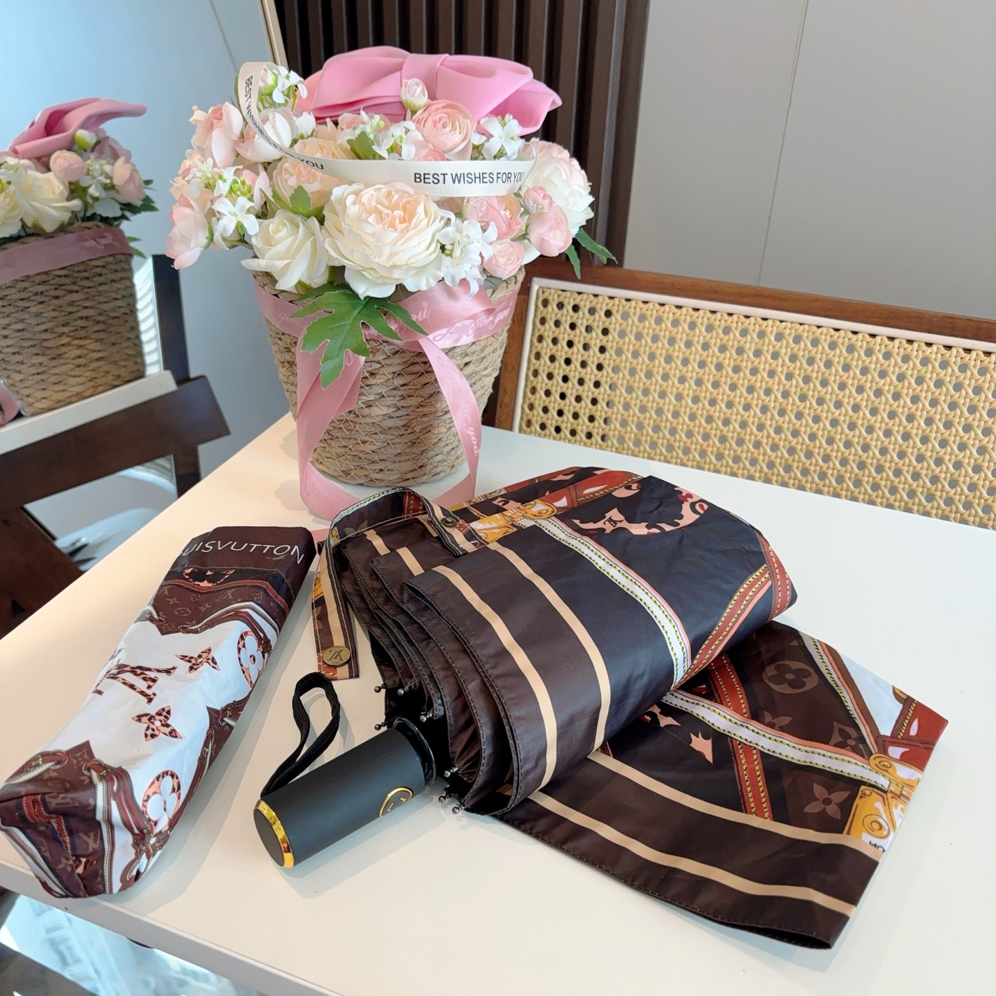  LOUIS VUITTON （路易威登）三折自动折叠晴雨伞 新涂层技术深色伞面 拥有令人惊喜的遮光效果