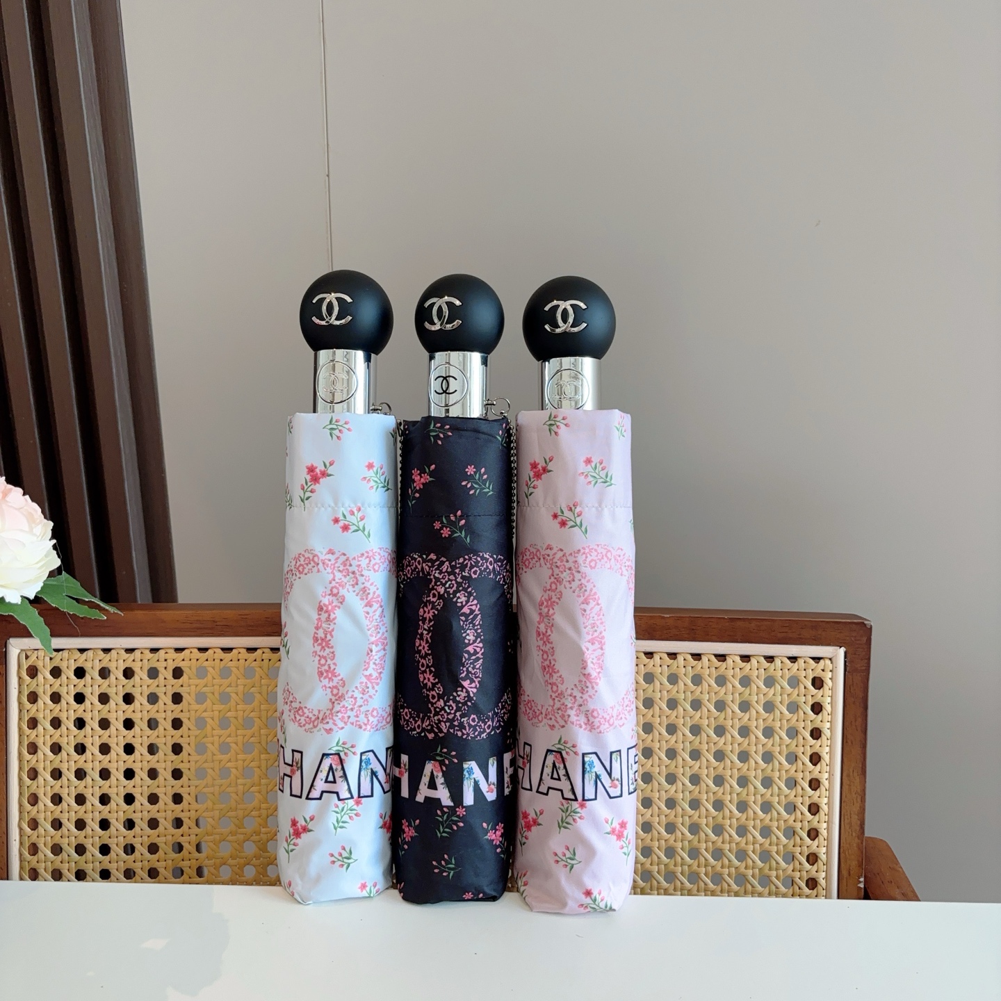 CHANEL（香奈儿）三折手开折叠晴雨伞 做工精细 气质 时尚 炒鸡好看！防紫外线 人手必备 ！