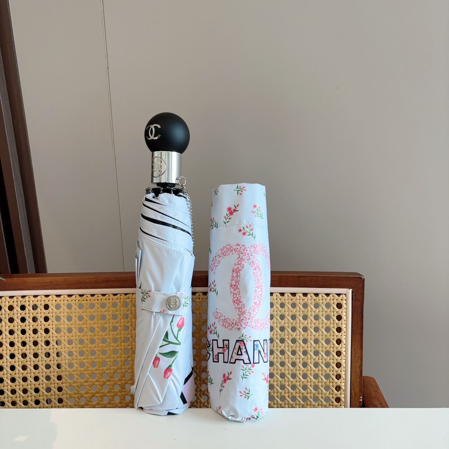 CHANEL（香奈儿）三折手开折叠晴雨伞 做工精细 气质 时尚 炒鸡好看！防紫外线 人手必备 ！