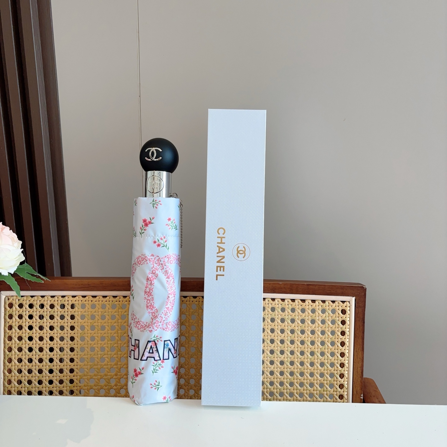 CHANEL（香奈儿）三折手开折叠晴雨伞 做工精细 气质 时尚 炒鸡好看！防紫外线 人手必备 ！
