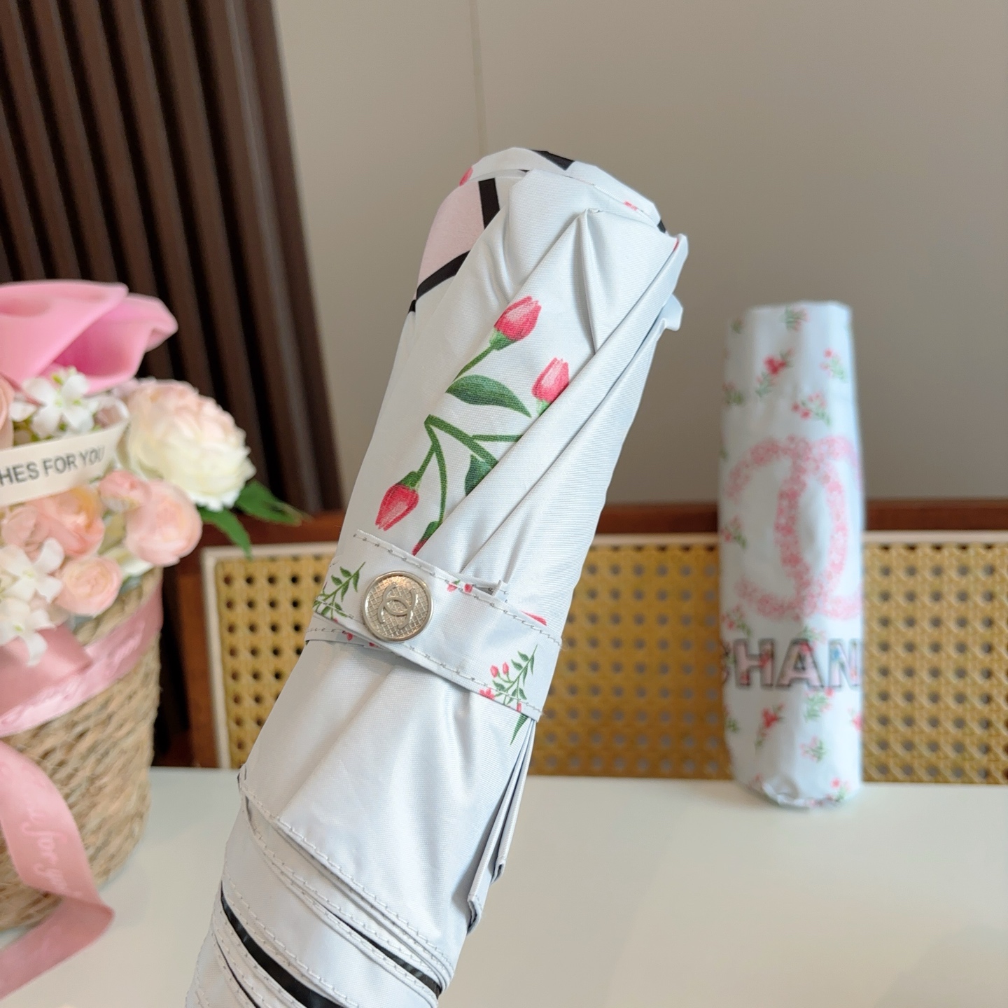 CHANEL（香奈儿）三折手开折叠晴雨伞 做工精细 气质 时尚 炒鸡好看！防紫外线 人手必备 ！