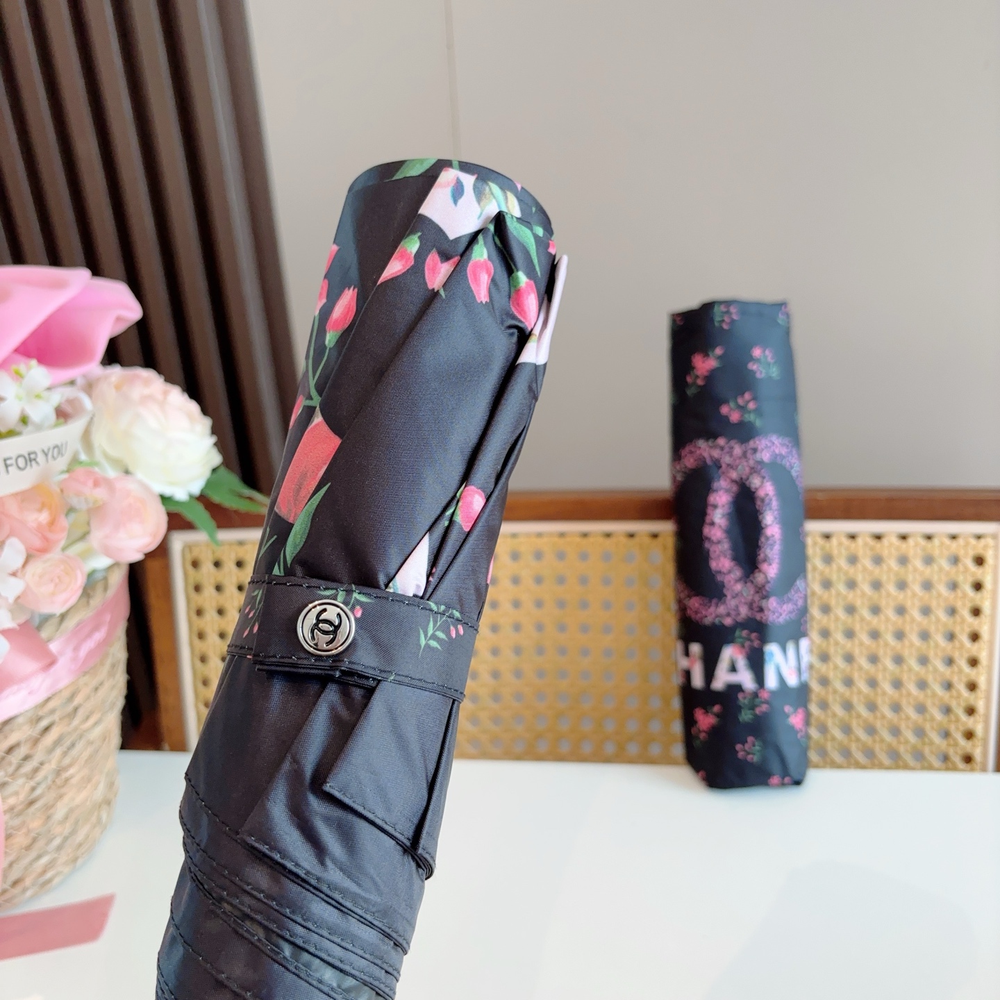 CHANEL（香奈儿）三折手开折叠晴雨伞 做工精细 气质 时尚 炒鸡好看！防紫外线 人手必备 ！
