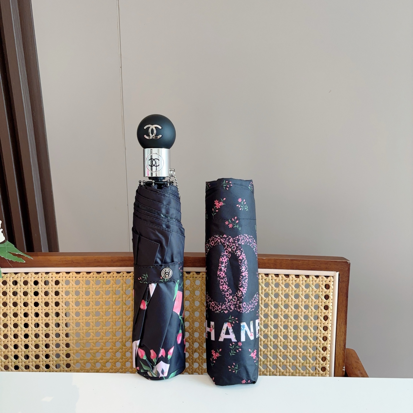 CHANEL（香奈儿）三折手开折叠晴雨伞 做工精细 气质 时尚 炒鸡好看！防紫外线 人手必备 ！
