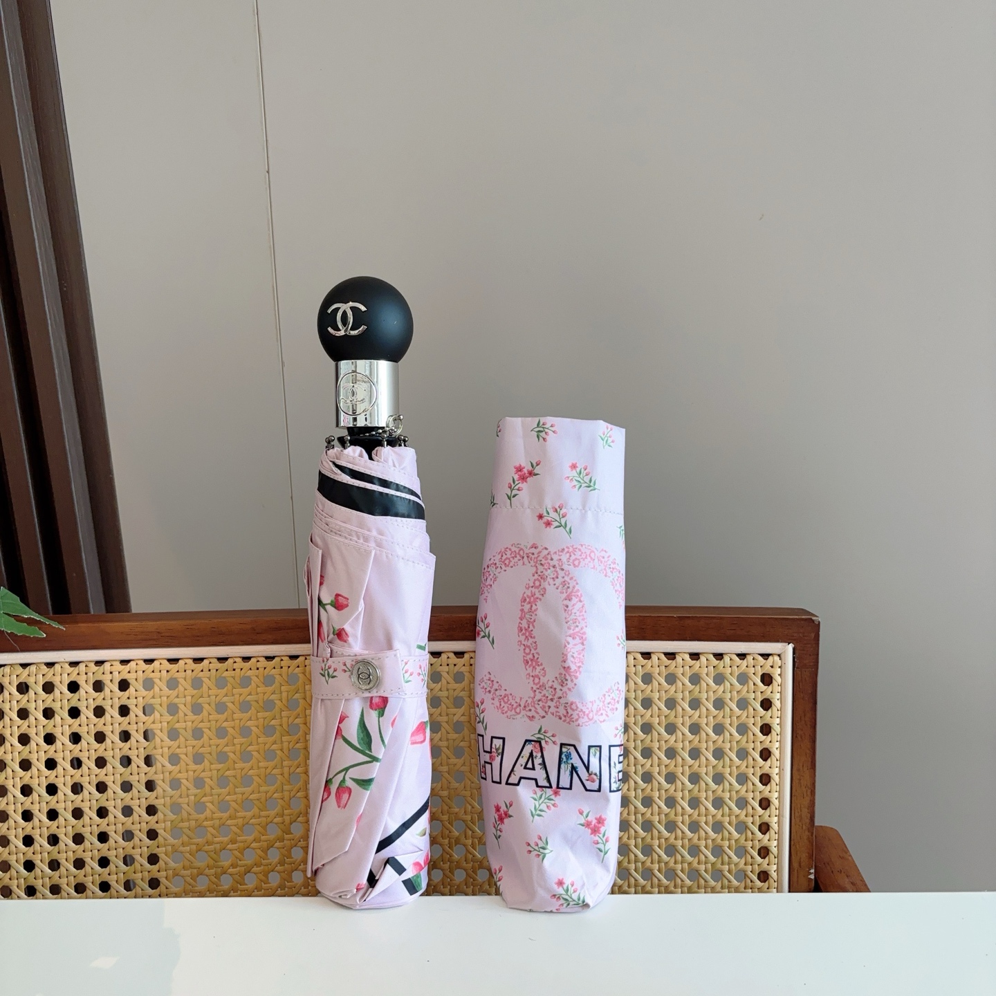 CHANEL（香奈儿） 三折手开折叠晴雨伞 做工精细 气质 时尚 炒鸡好看！防紫外线 人手必备 ！