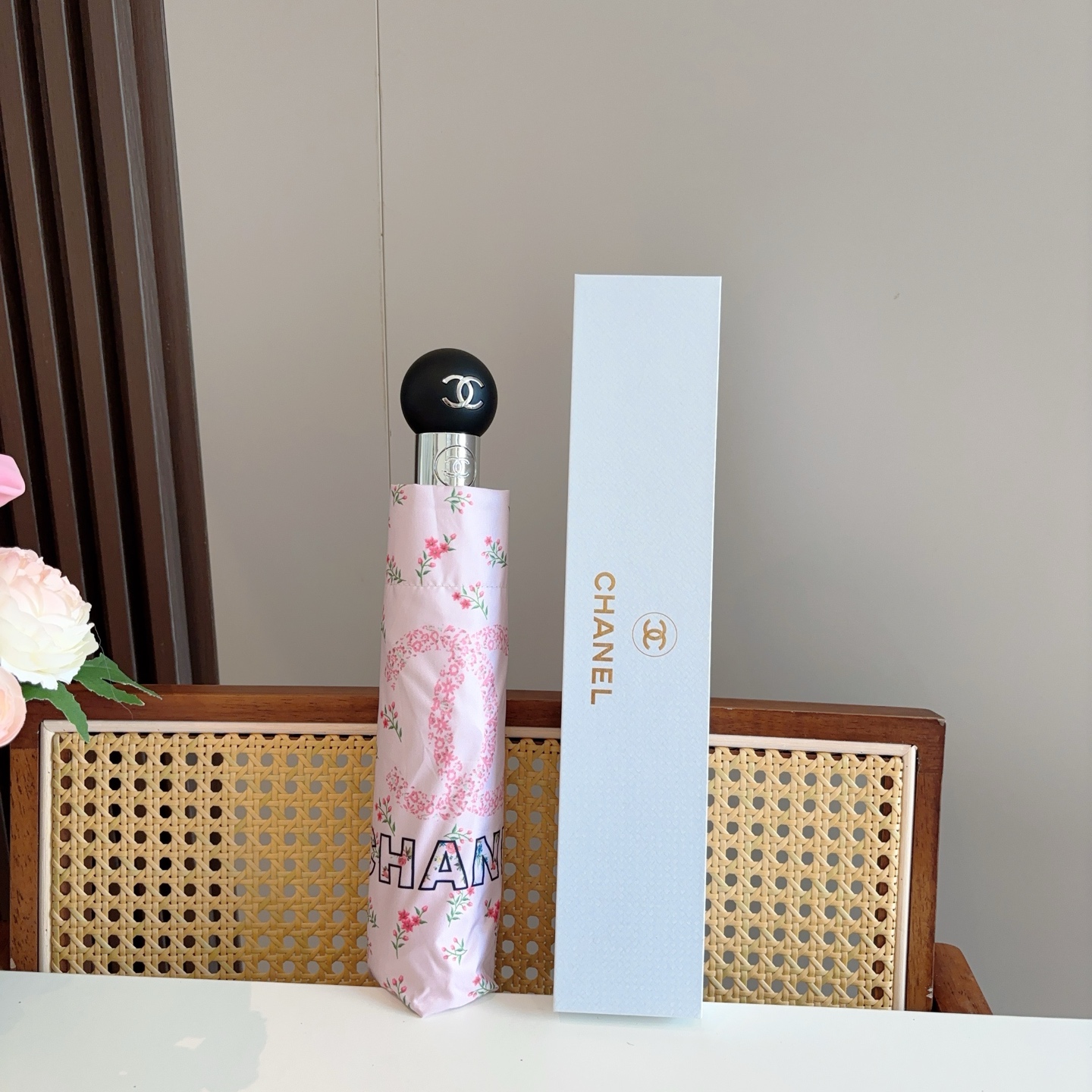 CHANEL（香奈儿） 三折手开折叠晴雨伞 做工精细 气质 时尚 炒鸡好看！防紫外线 人手必备 ！