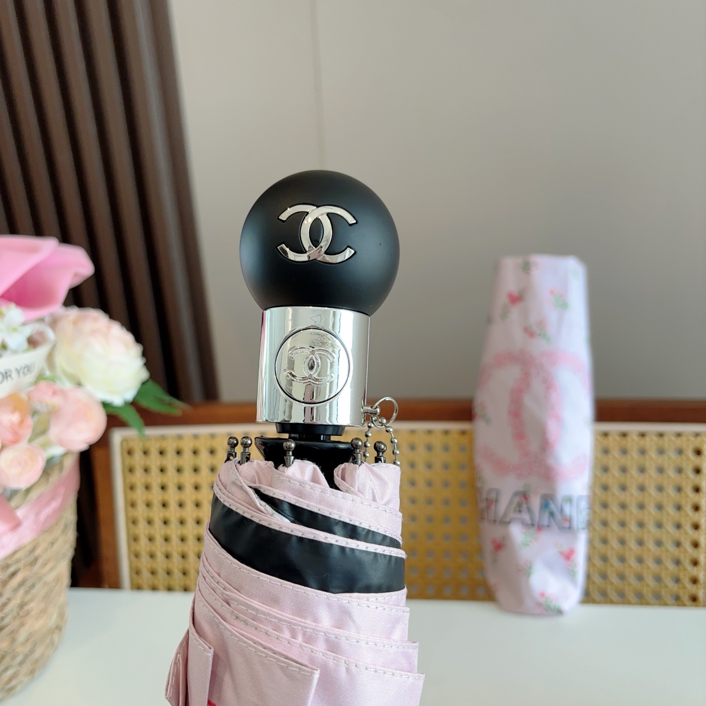 CHANEL（香奈儿） 三折手开折叠晴雨伞 做工精细 气质 时尚 炒鸡好看！防紫外线 人手必备 ！