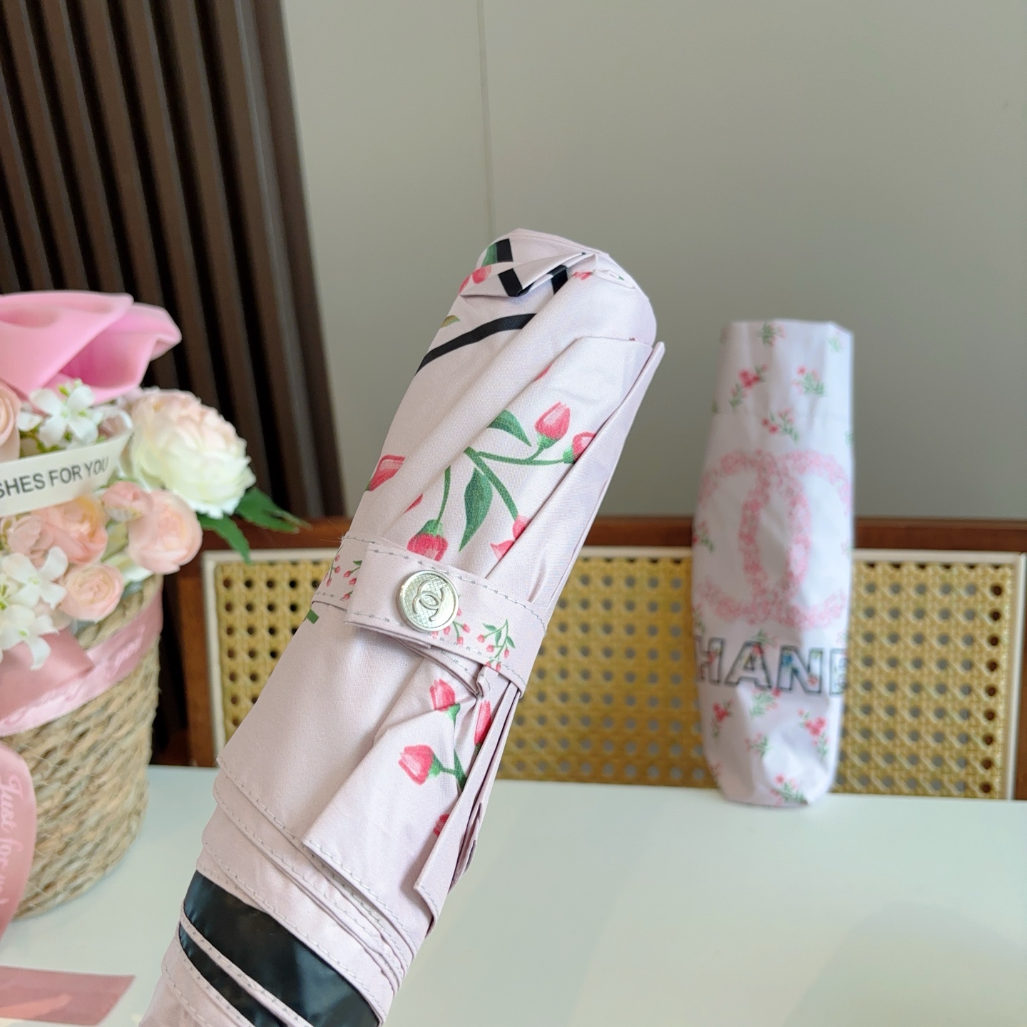 CHANEL（香奈儿） 三折手开折叠晴雨伞 做工精细 气质 时尚 炒鸡好看！防紫外线 人手必备 ！