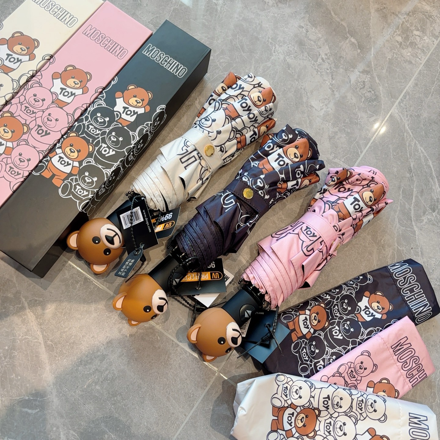  Moschino（莫斯奇诺）熊头柄 三折自动伞设计师Franco Moschino以自己的名字命名的一