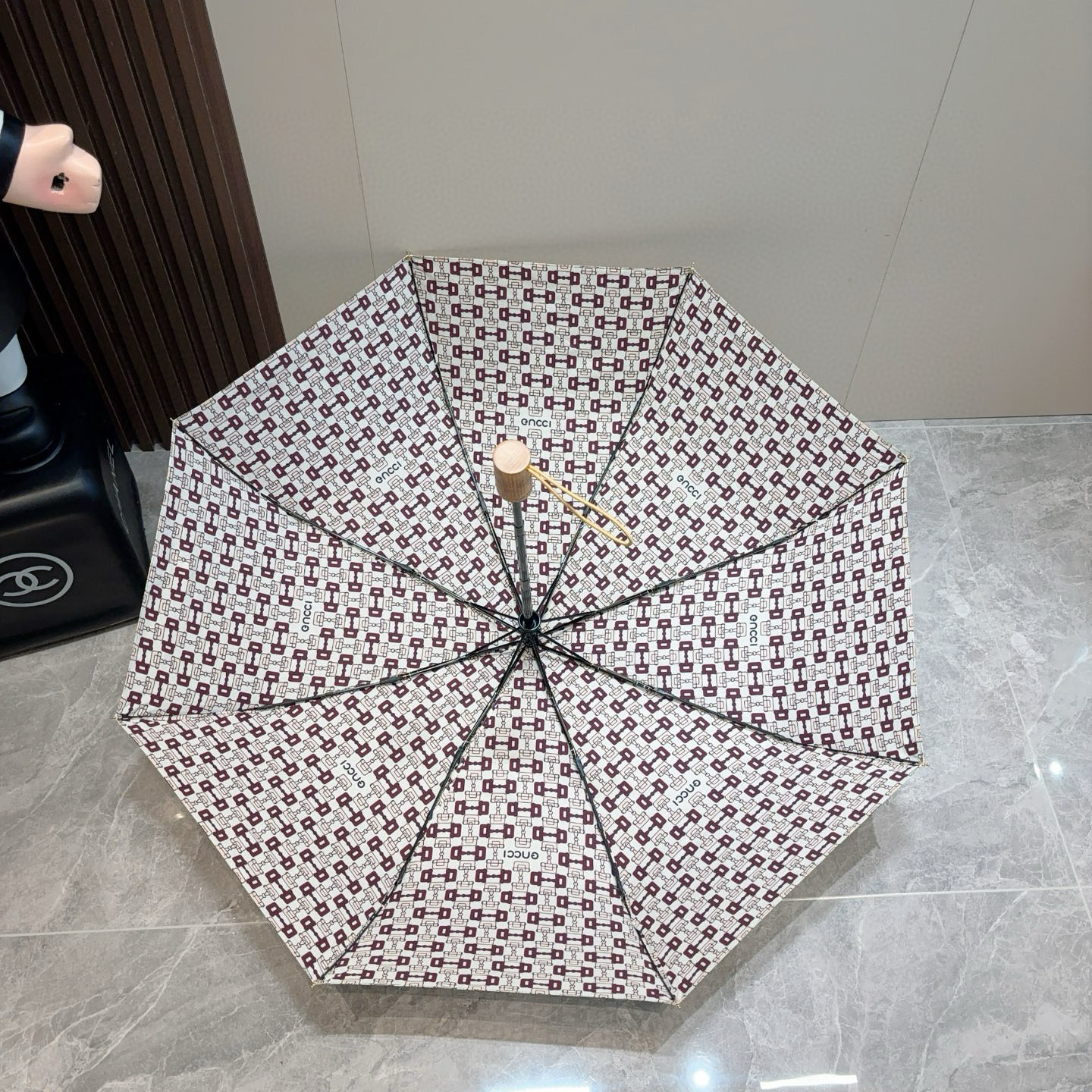  GUCCI（古驰 ）木柄 夏季新款 全自动折叠晴雨伞 
防晒有效阻隔紫外线99%，U¥F>50 
所以
