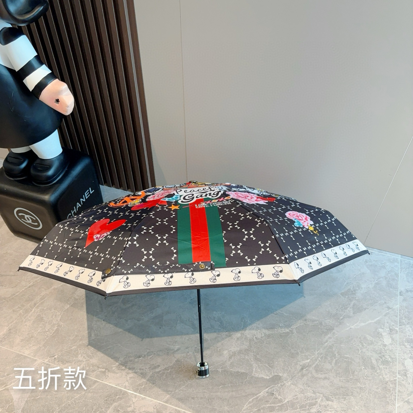  GUCCI古奇 新款 五折伞 热卖款 时尚指数爆表 不论晴天雨天使用都相得益彰 拥有它感受风从身体经过